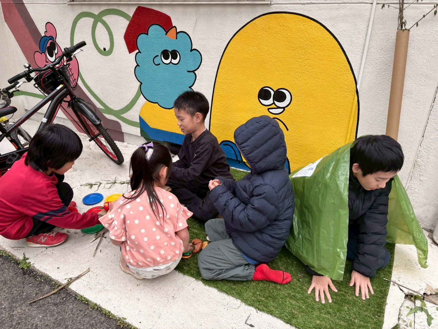 「焚き火のエンジニア。」

枝を円状に並べ、中心に赤い落ち葉を置いて「火」に見立てる、高度な「見立て遊び」の手元。