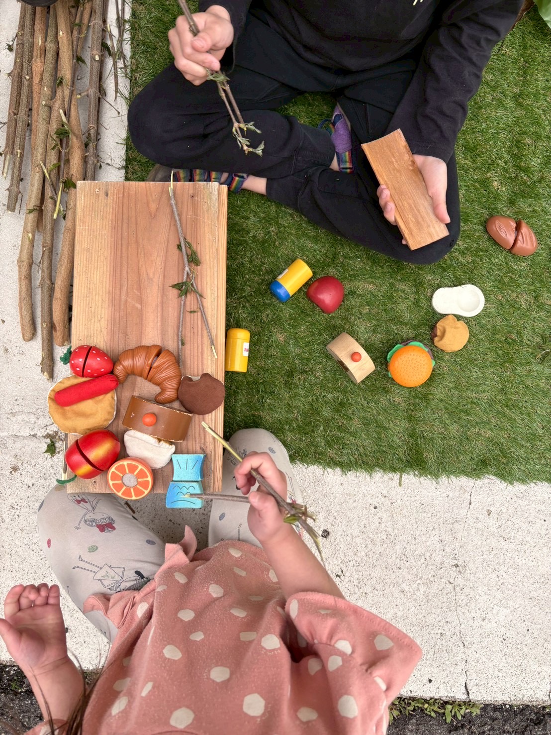 「寝床からの、特別な景色。」

自分たちで作ったテントの中から外を覗き、満足そうに笑い合う、達成感あふれる表情。