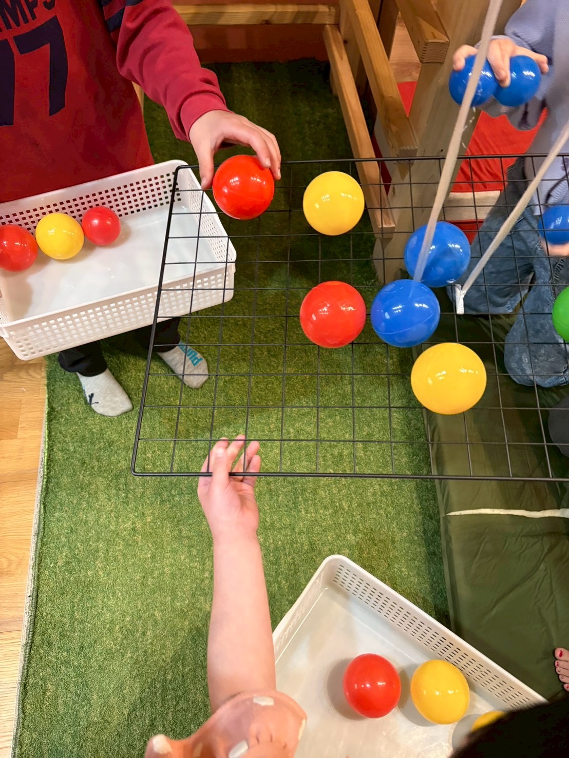 「計算する、職人の眼差し。」
ボードの傾きをじっと見つめ、「次はどこに乗せれば倒れないか?」を脳内でシミュレーションする、鋭い探究の瞳。