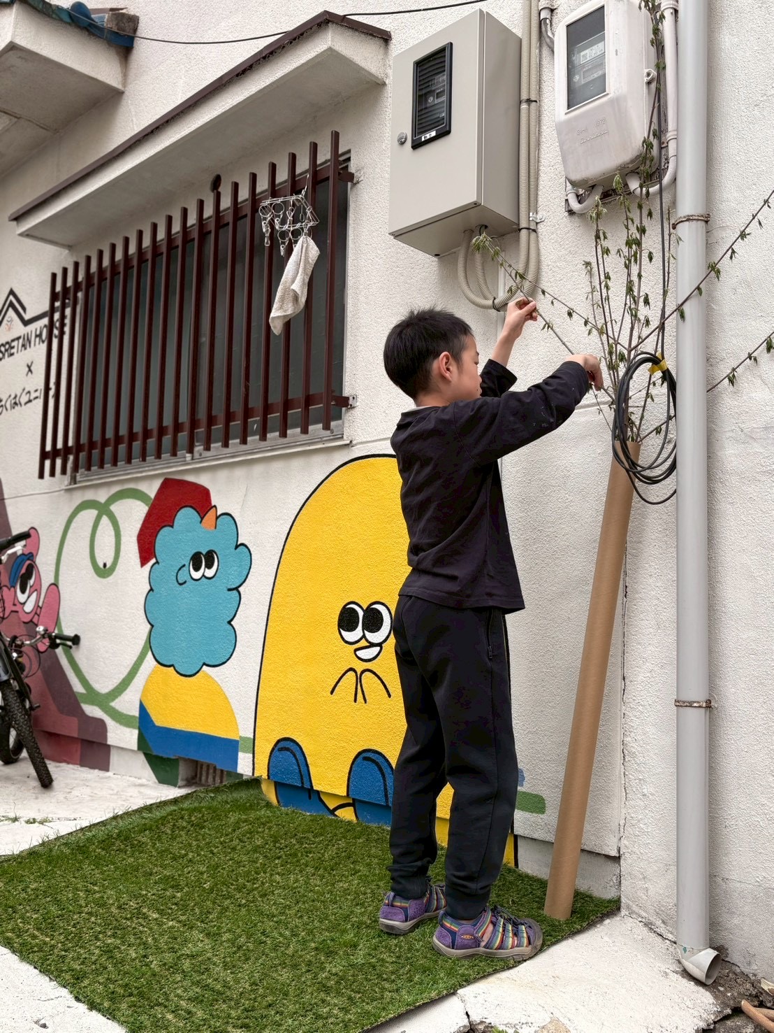 「芝生の上への、素材搬入。」

公園から持ち帰った「宝物」を、アートの下の芝生に丁寧に広げていく導入シーン。