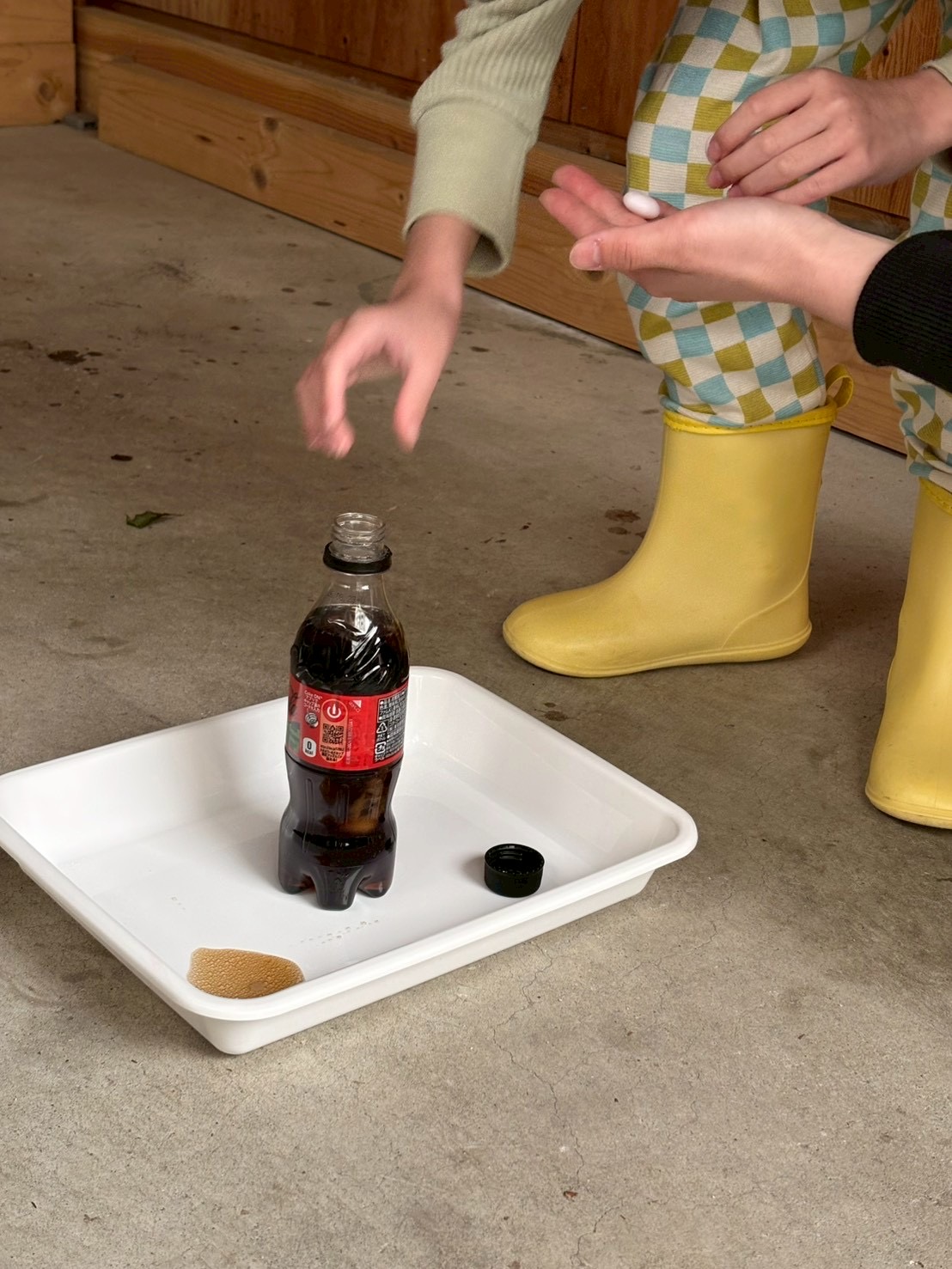 「うわぁ！と広がる歓声。」

噴水のように飛び出す泡を見上げ、口を大きく開けて驚く子どもたちの顔。