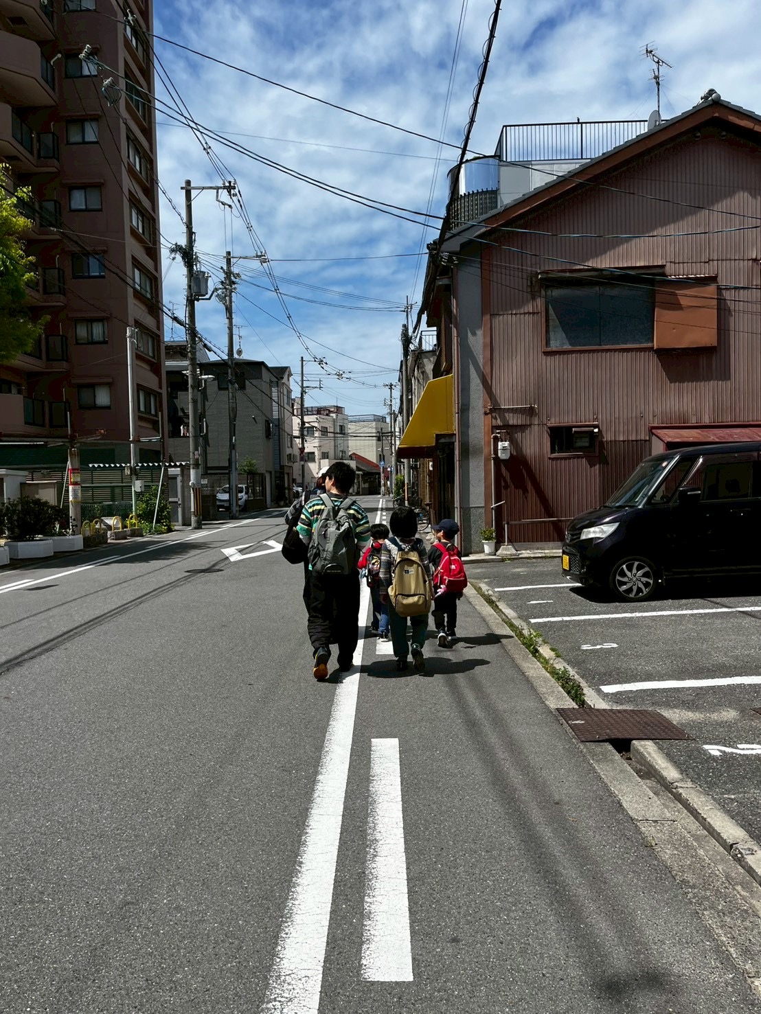 「出発進行！街への冒険ロード。」

公園へ向かう道中、信号待ちで横断歩道をしっかりと渡る、社会性を学ぶ真剣な背中。
