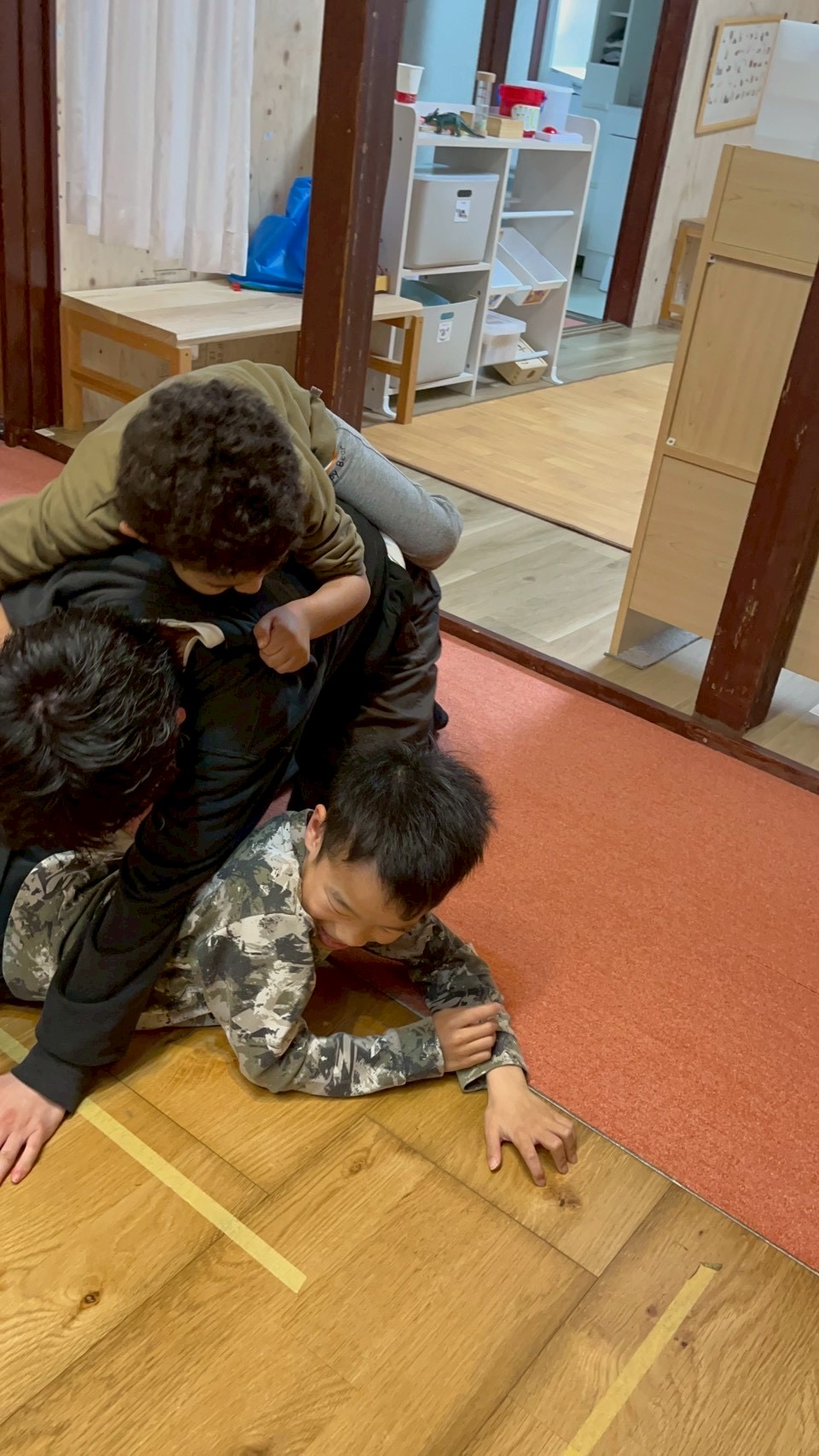 「トンネル開通！足の間をシュッ！」

しげちゃんの足の間を、ワニさん歩きでスピーディーにくぐり抜ける「空間認知」と柔軟性。