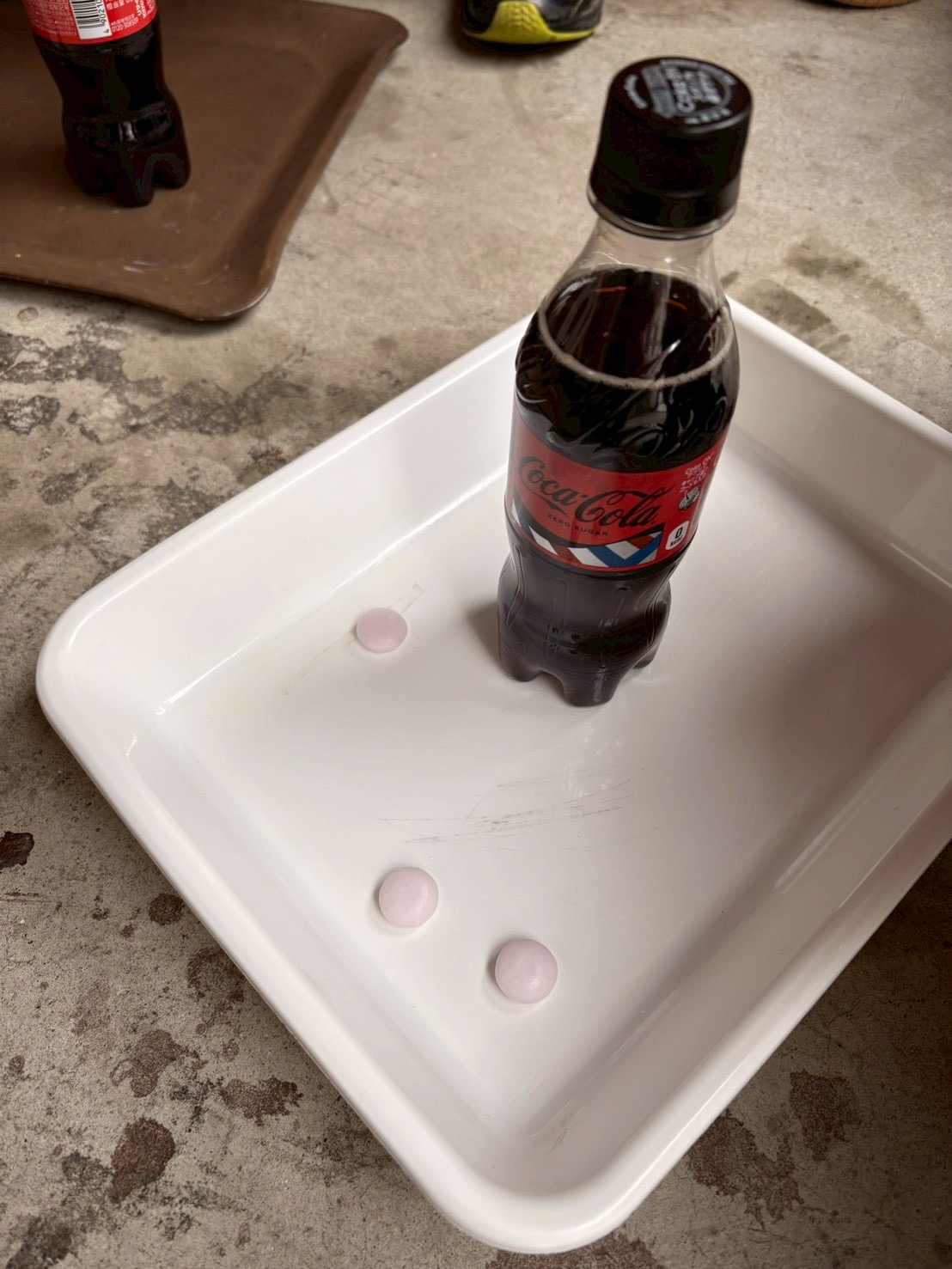 「メントス、3粒の勝負。」

手のひらに乗せた3粒のメントス。これから起きる魔法を期待して見つめる手元のクローズアップ。