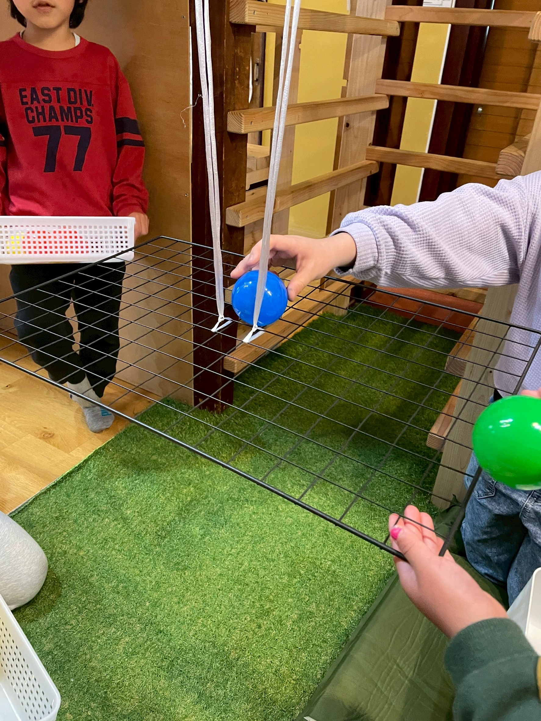 「ゆらゆら揺れる、運命のボード。」
うんていから紐で吊るされたボード。そこに最初の一球を置こうとする、静かな緊張感が漂う導入の1枚。