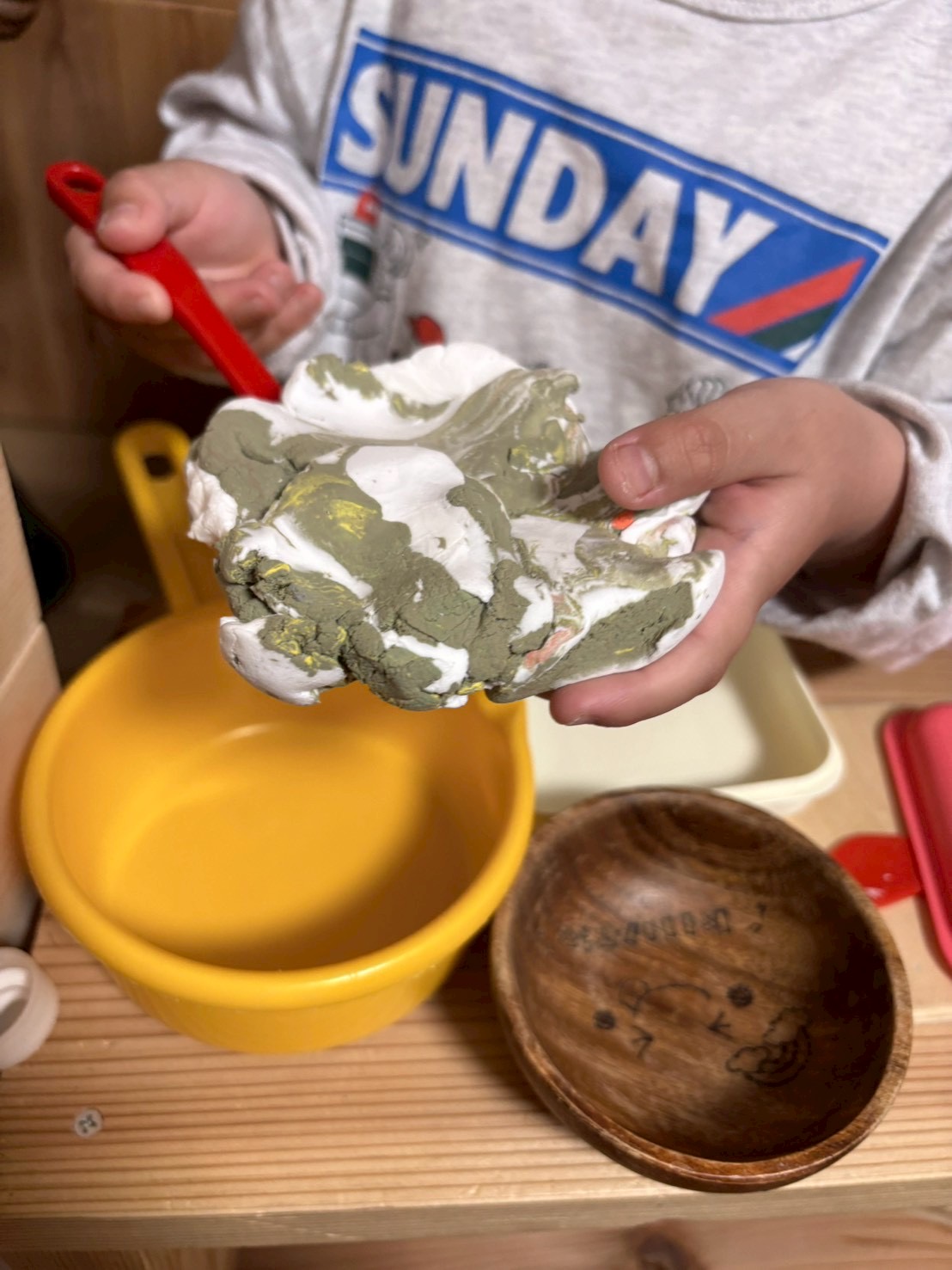 「完成！ボクたちのワンダーランド。」

協力して作り上げた「お城」や「基地」の中で、誇らしげに座る子どもたちの集合ショット。