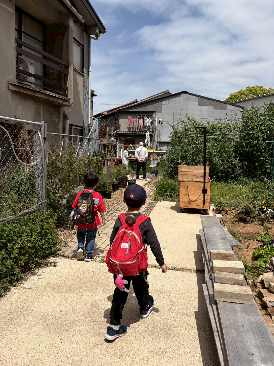 「夢の入り口、暖簾をくぐって。」

「おやつの森 ちからこぶ」さんの前で、期待に胸を膨らませてお店を見上げる子どもたちのワクワクした表情。