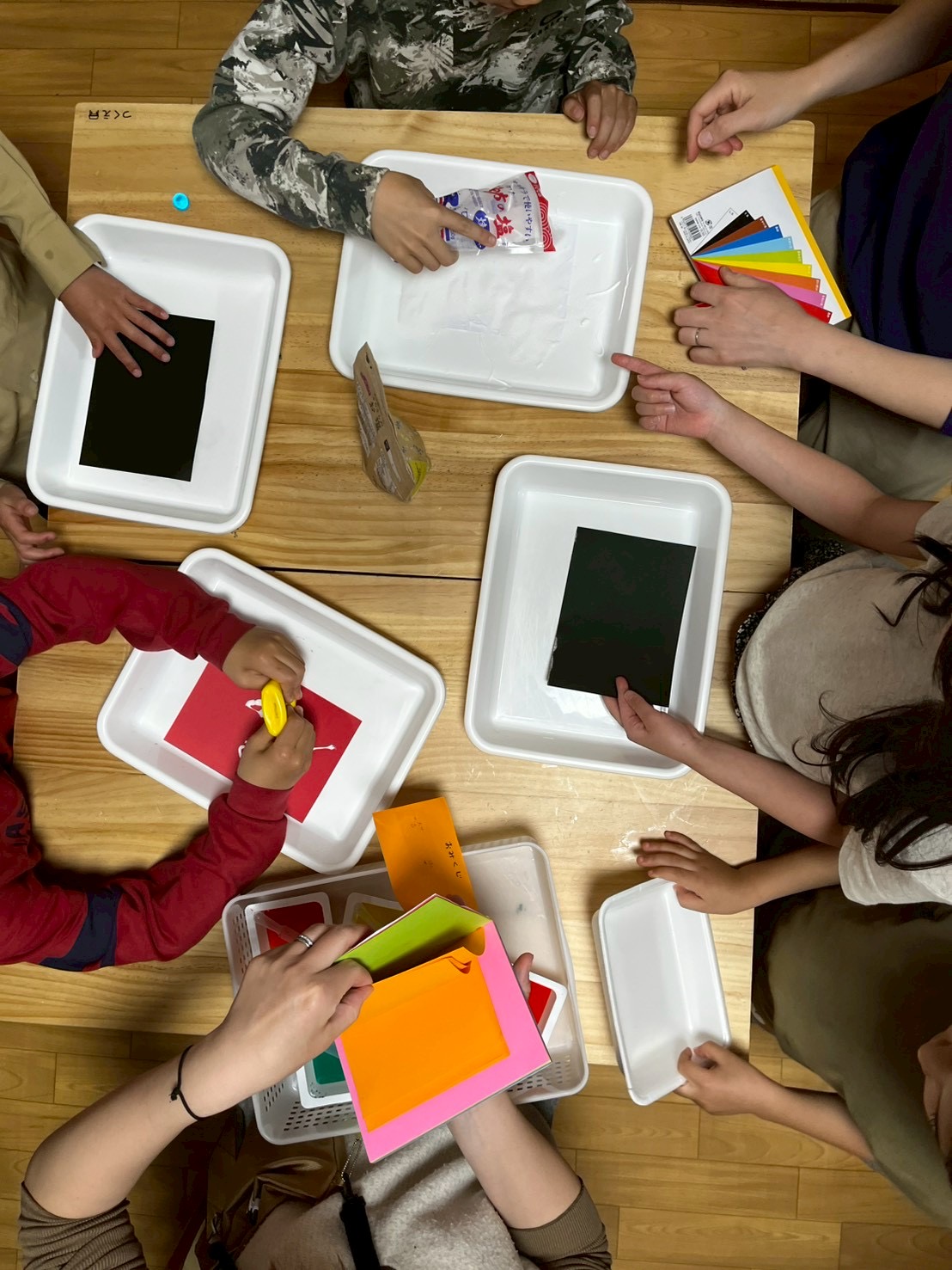 「真っ白な塩、実験開始！」

ボウルに入った白い塩を不思議そうにのぞき込む子どもたち。これから始まる魔法への期待感。