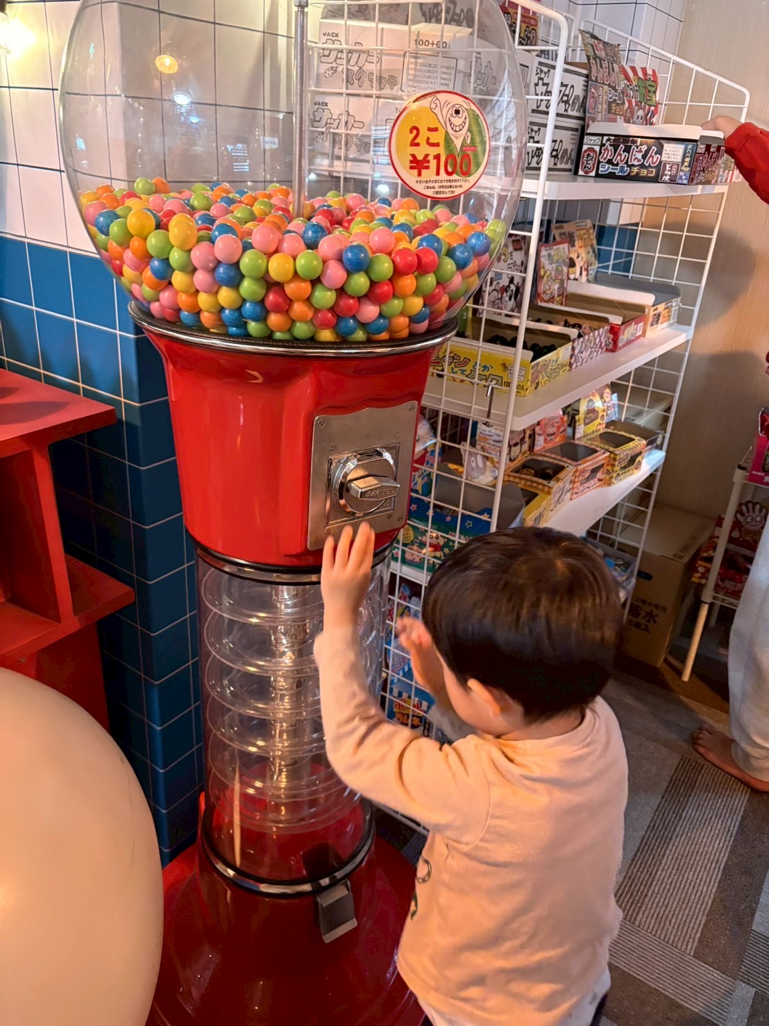 「お友達のアドバイス。」

「それ美味しいよ！」「こっちにしたら？」と、おやつ談義に花が咲くコミュニケーション。