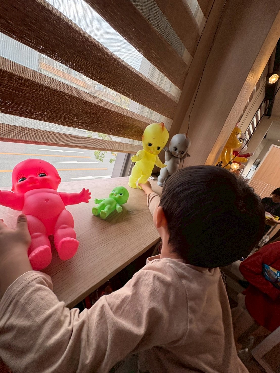 この人形欲しいなと、お店の飾り物を欲しがる男の子（笑）