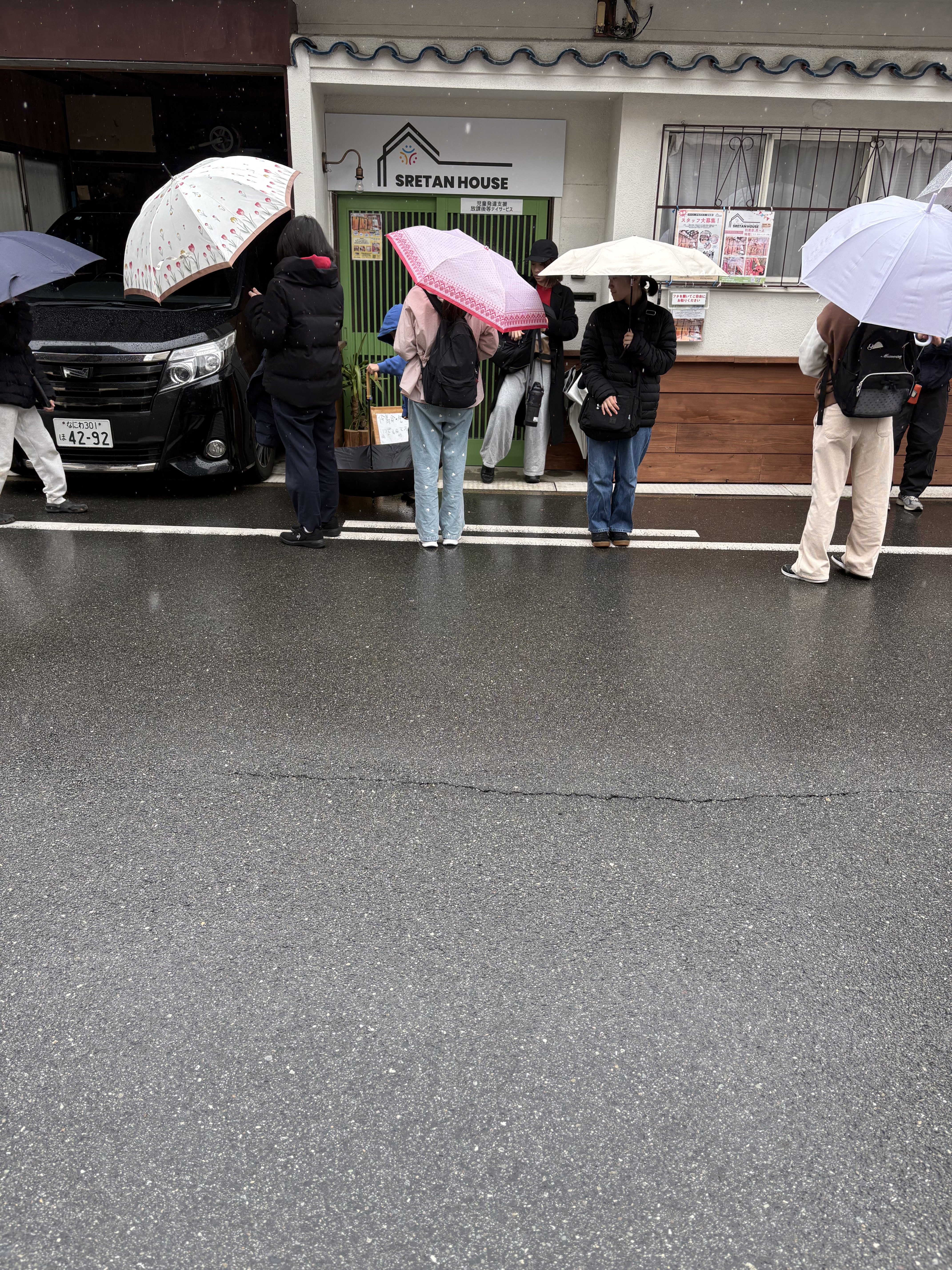 「雨の日の、装備チェック。」

カラフルなレインコートを着て、忘れ物がないか確認する、自立への一歩。