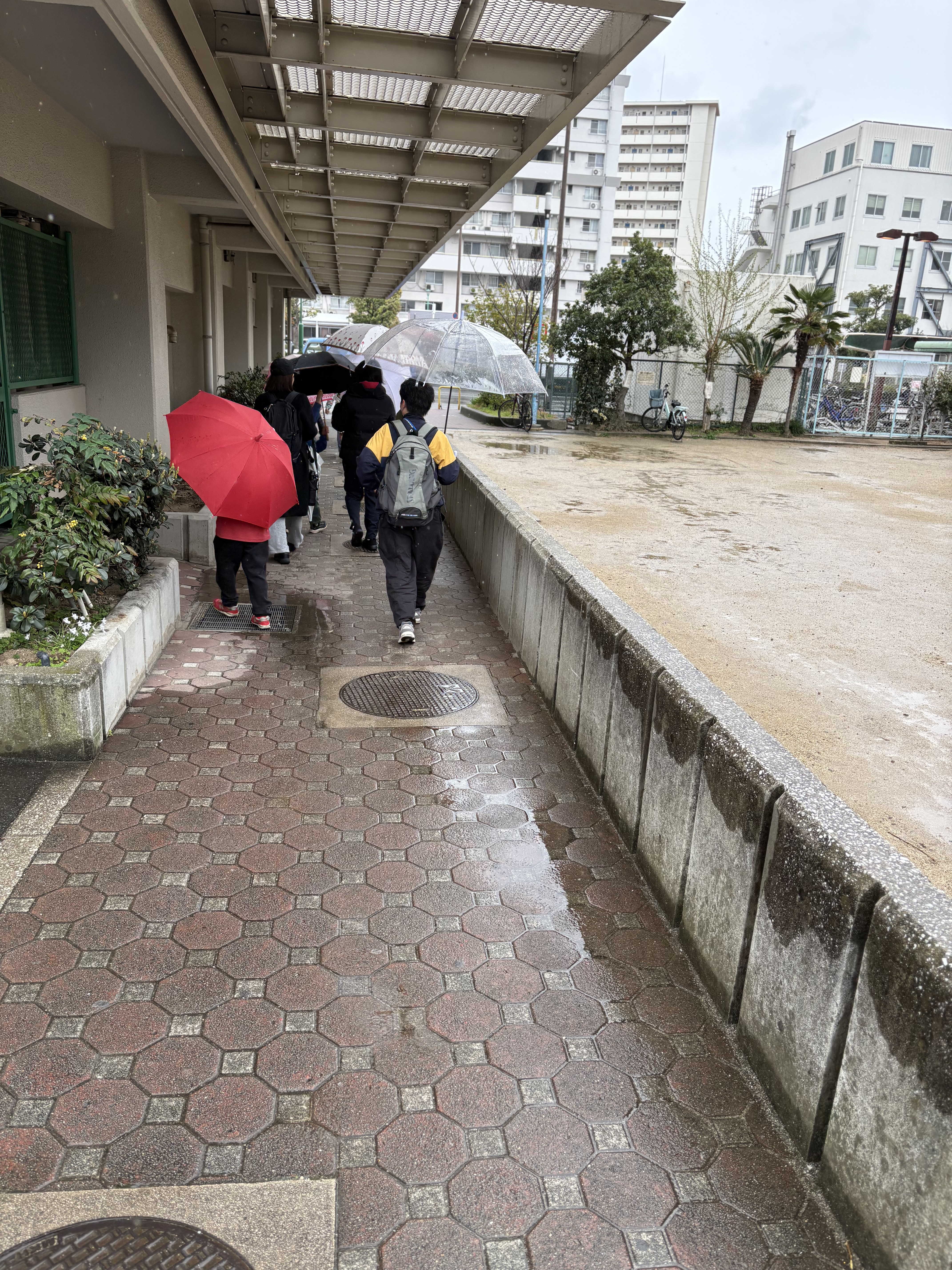 雨に中、みんなで歩いて向かう。雨の後よりも、みんなの弾む声の方が大きかった。