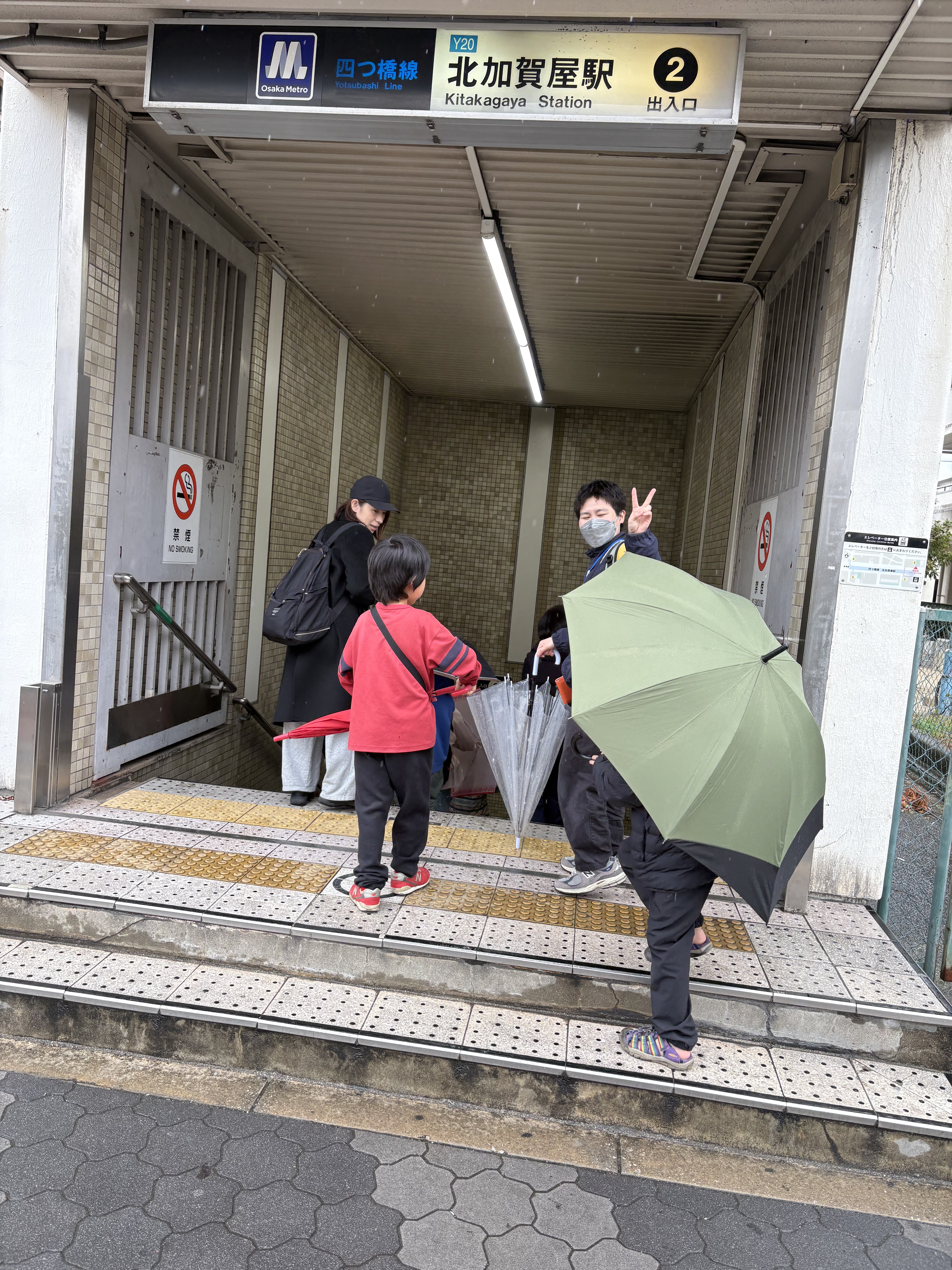 「駅のホーム、かっこいいマナー。」

黄色い線の内側にビシッと並んで電車を待つ、公共の場でのルール実践。