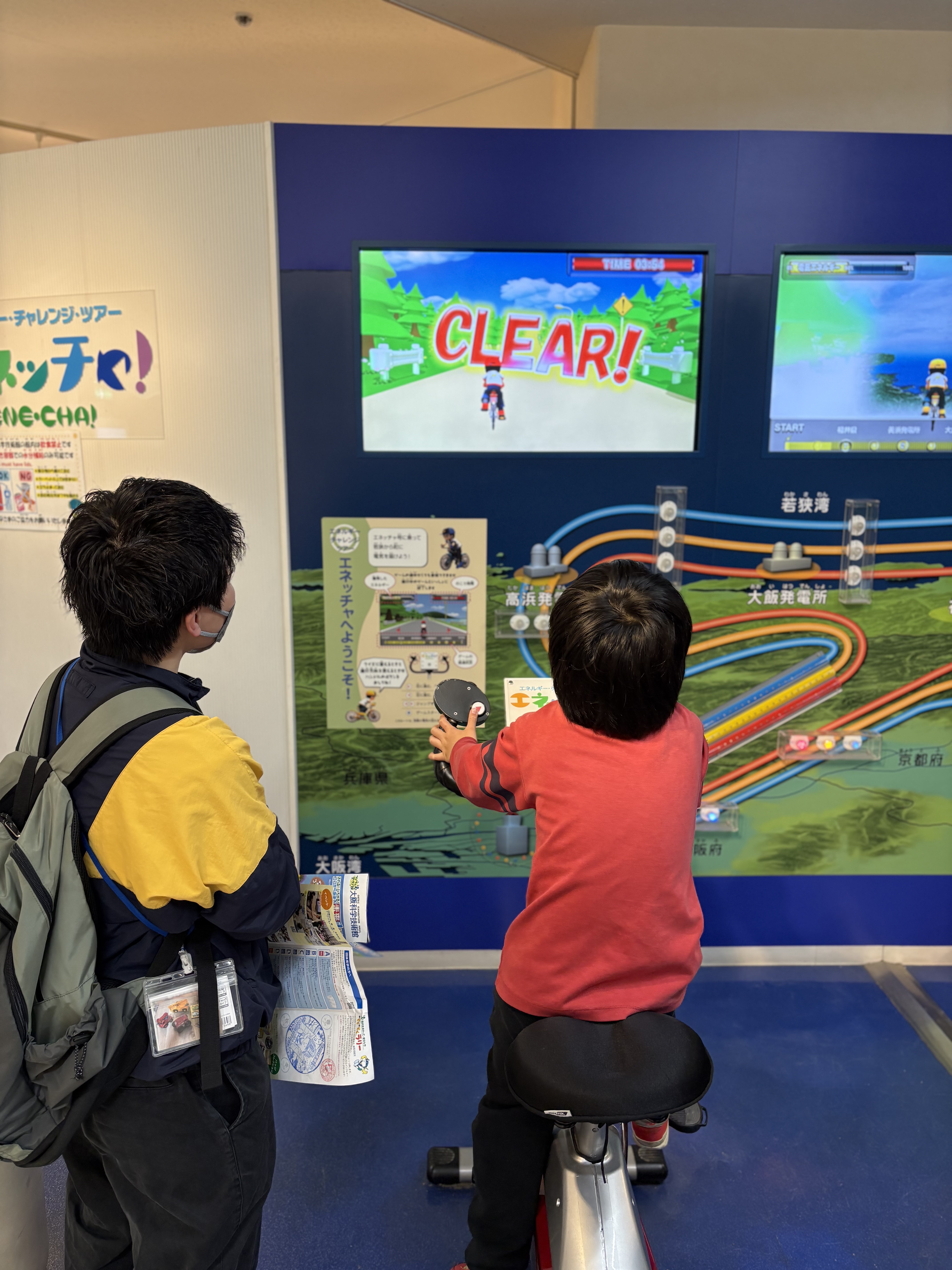 「画面を操作、デジタル研究員。」

タッチパネルを器用に操作し、クイズやシミュレーションに没頭する「微細運動」と「集中」。