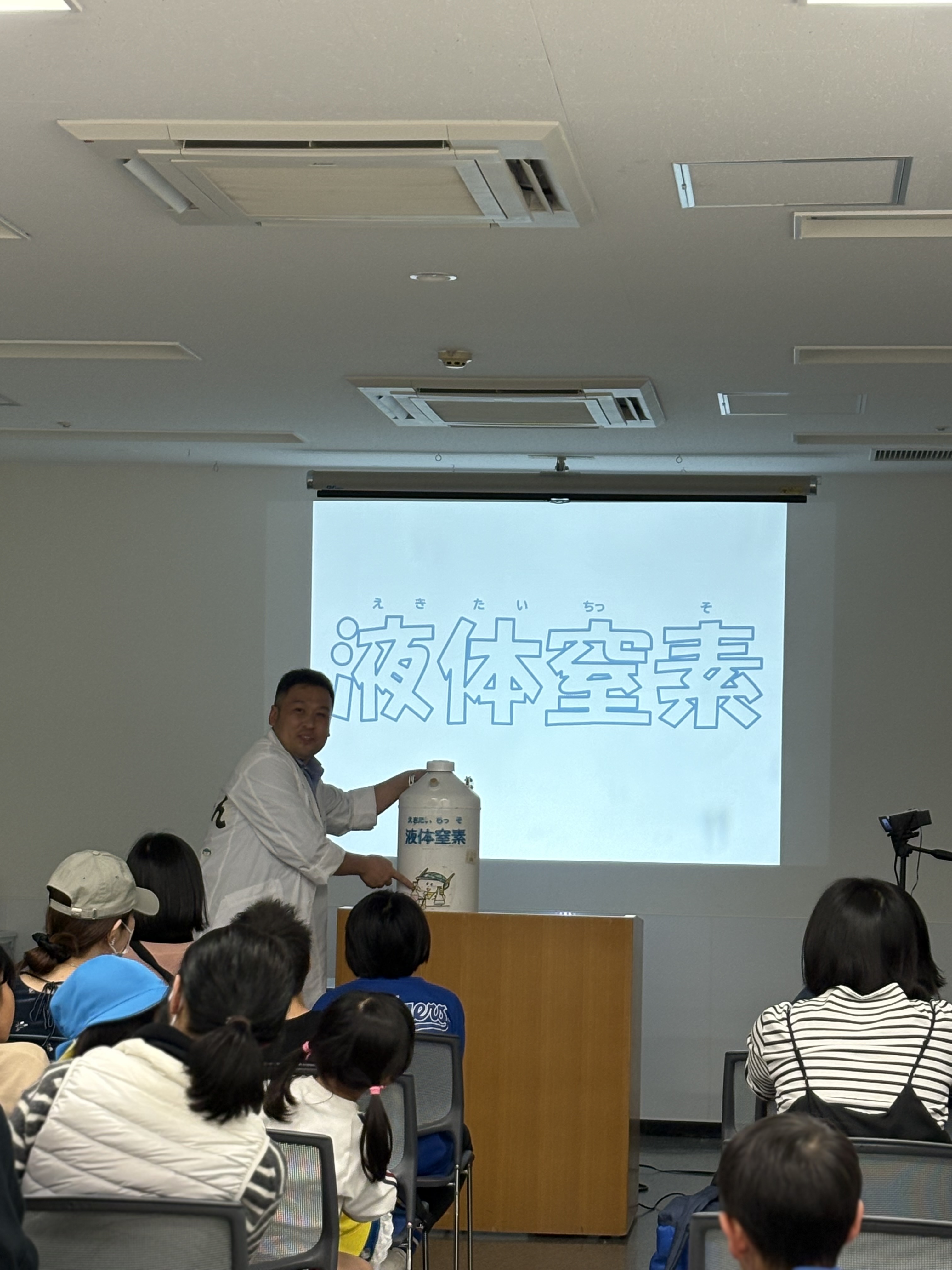 「最前列の、期待感。」

ステージを見つめ、何が始まるかワクワクが止まらない子どもたちのグループショット。