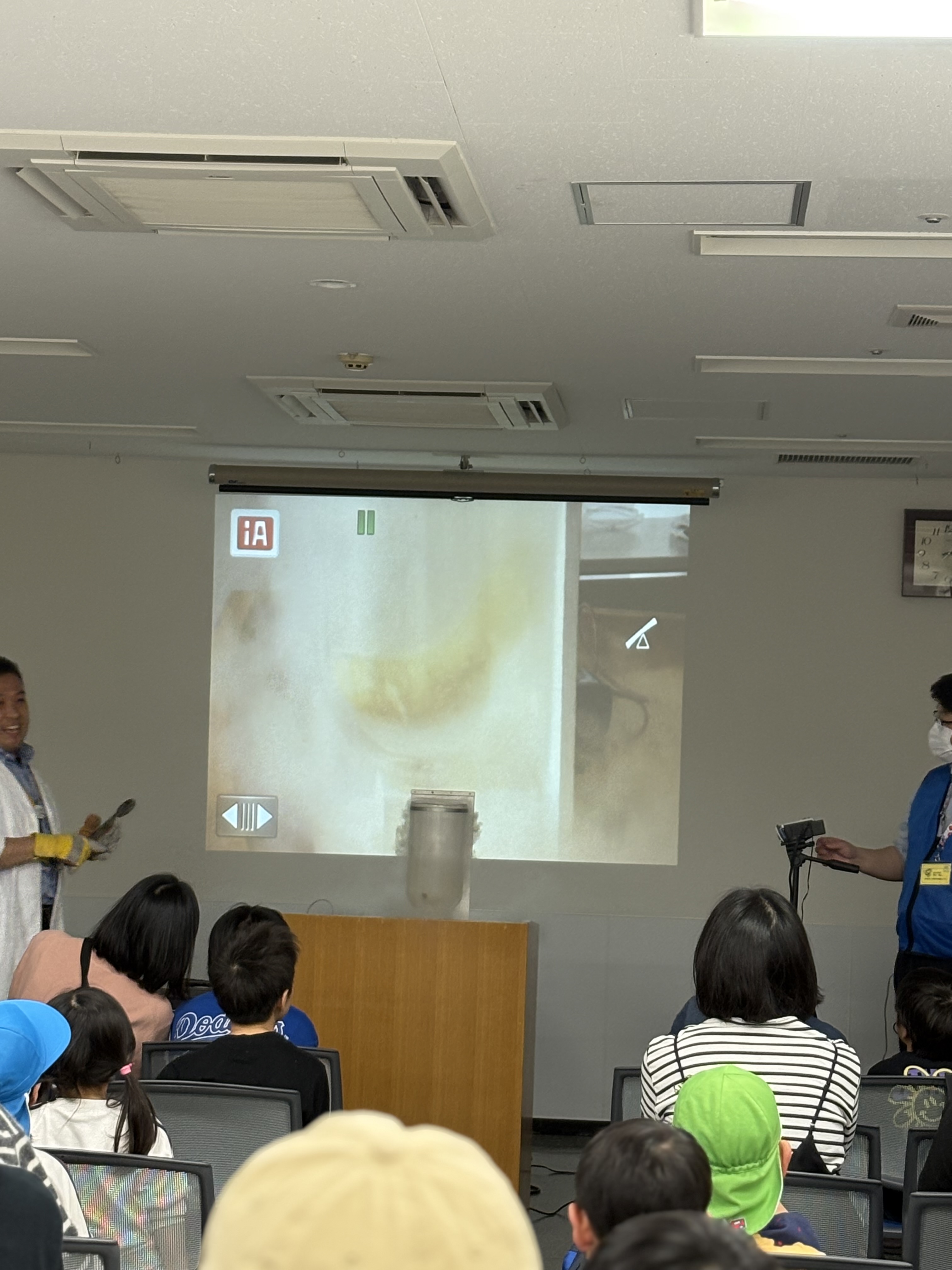 「カチンコチンのバナナに、釘付け。」

凍ったバナナで釘を打つ音。その「硬さ」の変化を耳と目で捉える驚きの表情。