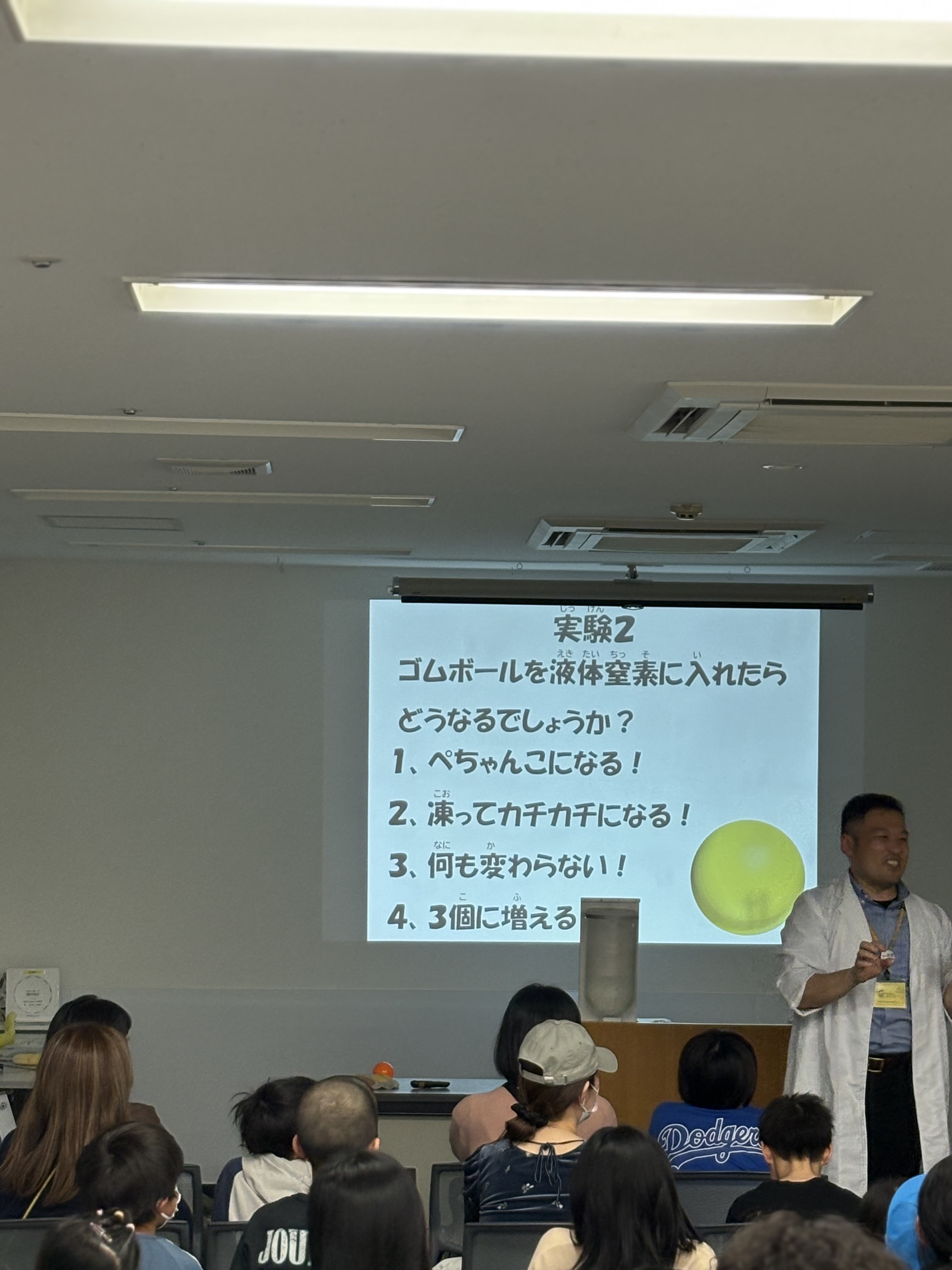 「粉々になったボール、現実の崩壊（笑）。」

さっきまで跳ねていたボールが粉々になる衝撃的な「事実」を目の当たりにする瞬間。