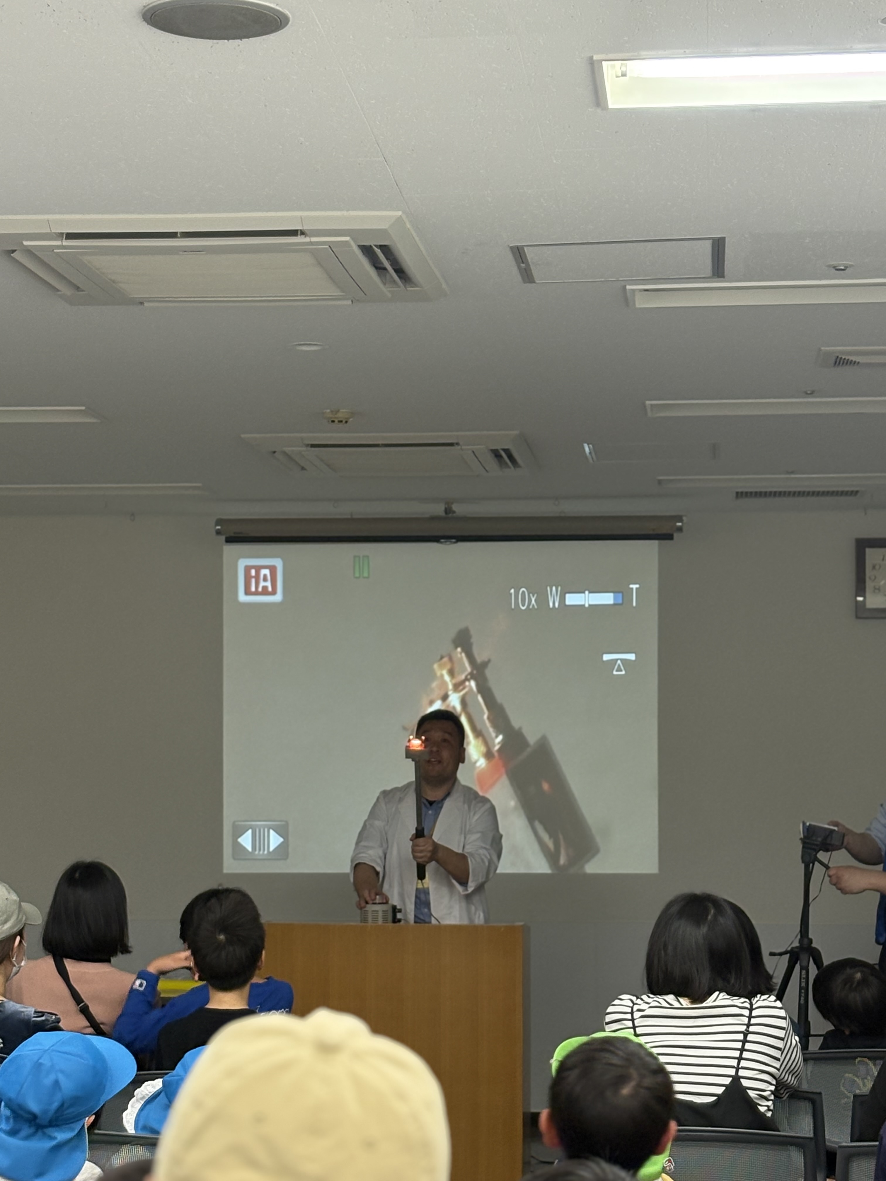 「エジソンの問い、大人も真剣。」

出題された問題に、腕を組んでガチで考え込むスタッフと、それを見る子どもたちの「共闘」感。