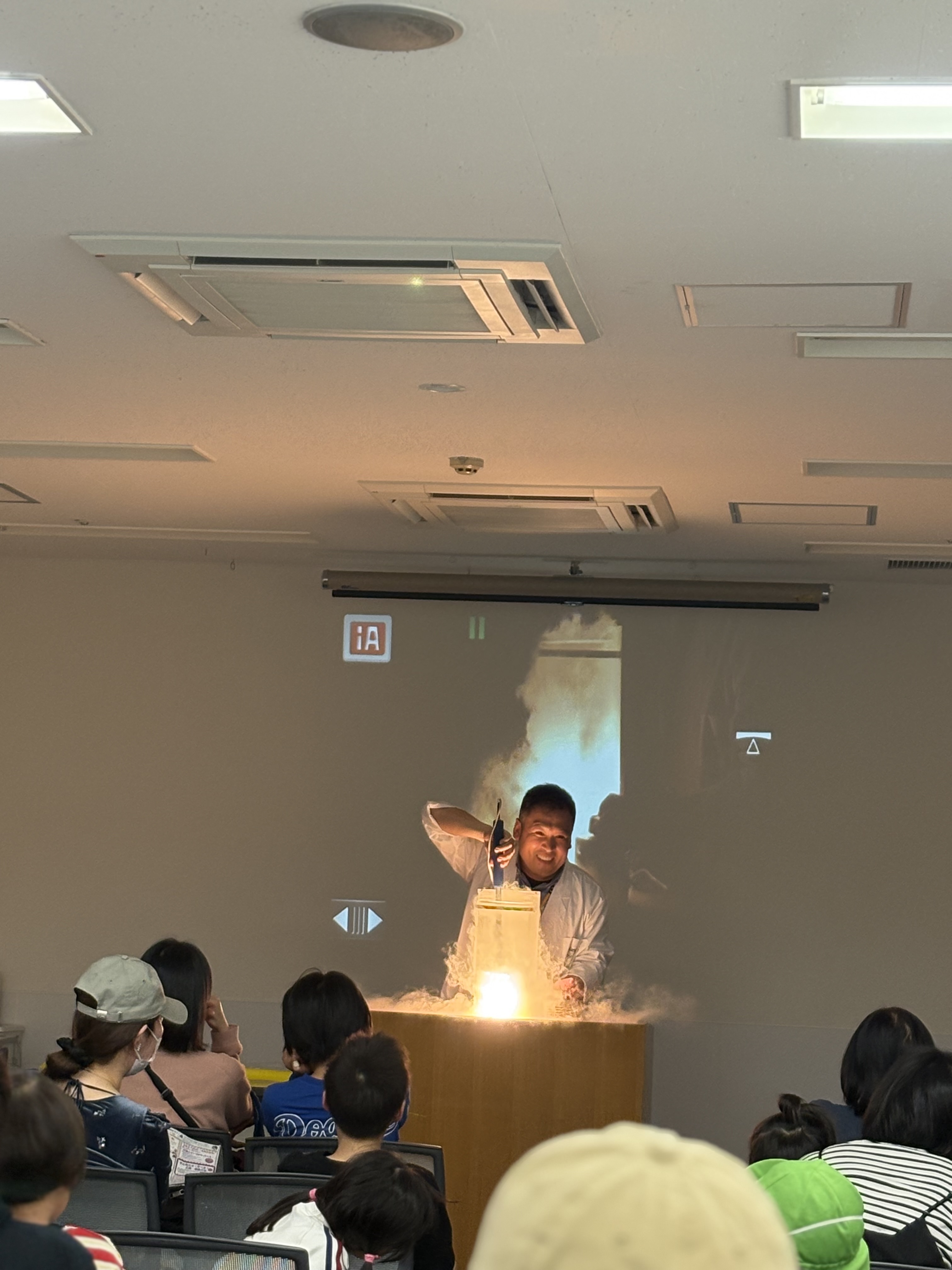 「窒素の中の、輝く光。」

酸素がなくても光り続ける電気の不思議。闇の中に浮かび上がる光を見つめる、静かな感動。