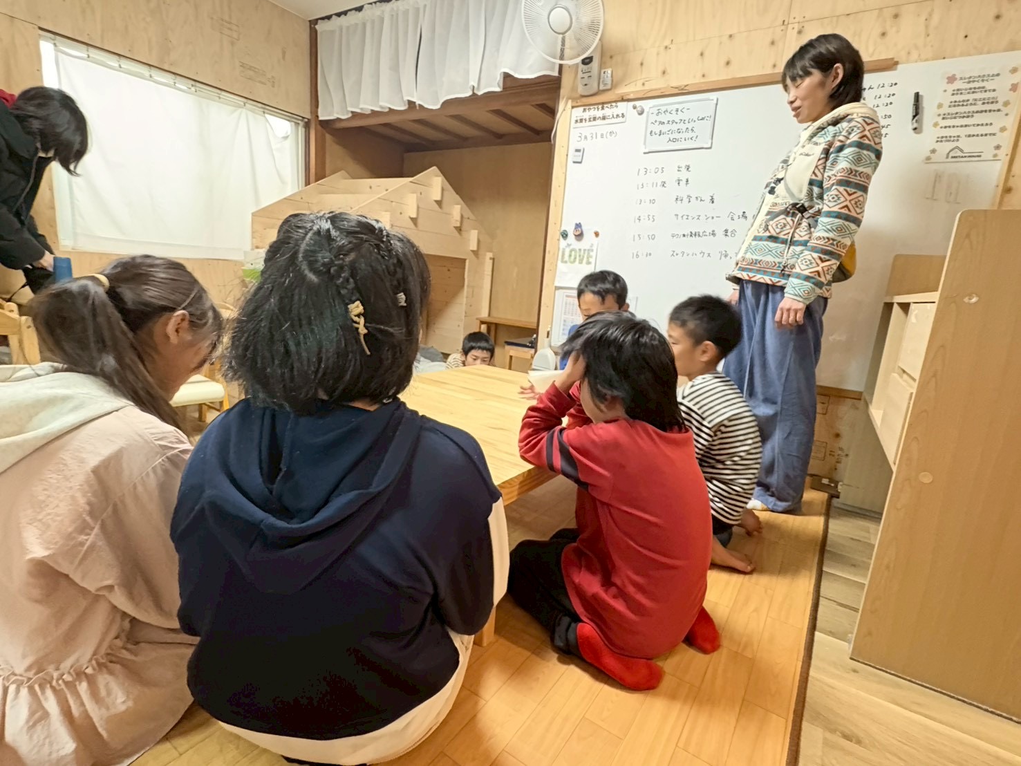 「リビングでのブリーフィング。」

しおりを手に、今日の流れを真剣に聞く子どもたち。見通しを持つことで安心感が生まれる瞬間。