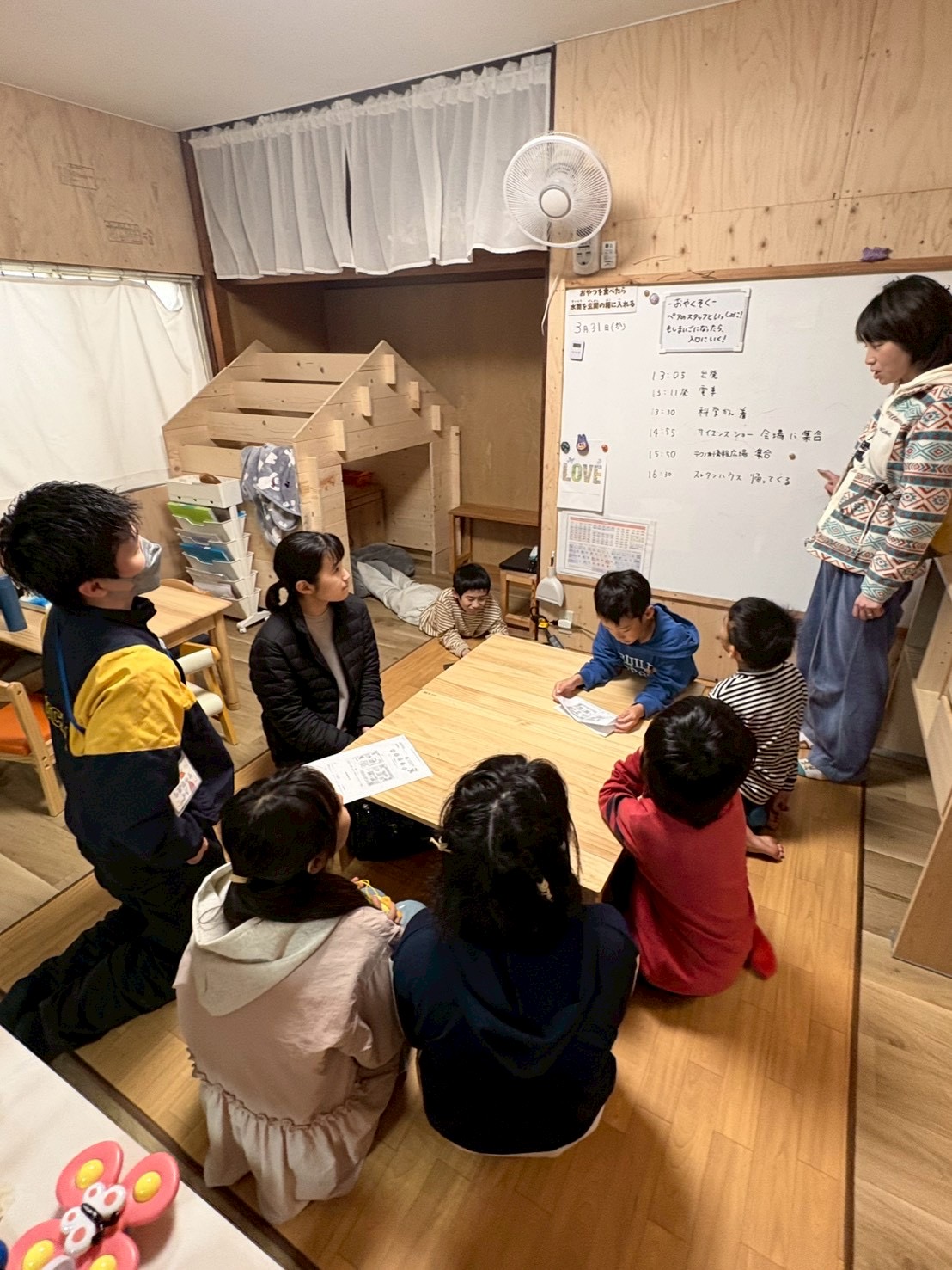 「ペアの仲間と、グータッチ。」

今日一緒に行動するお友達と「よろしくね！」と約束を交わす、社会性の芽生え。