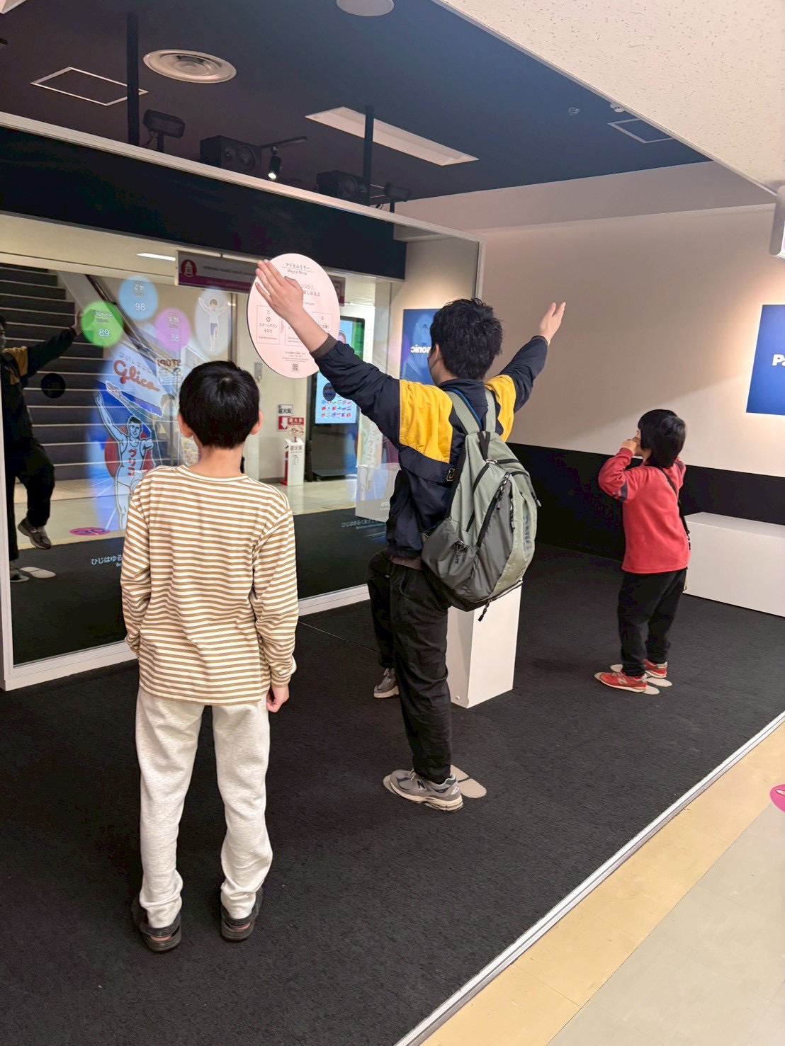 「近未来の乗り物、試乗体験。」

未来のモビリティに乗り込み、操縦桿を握る「ドヤ顔」の誇らしげなポー