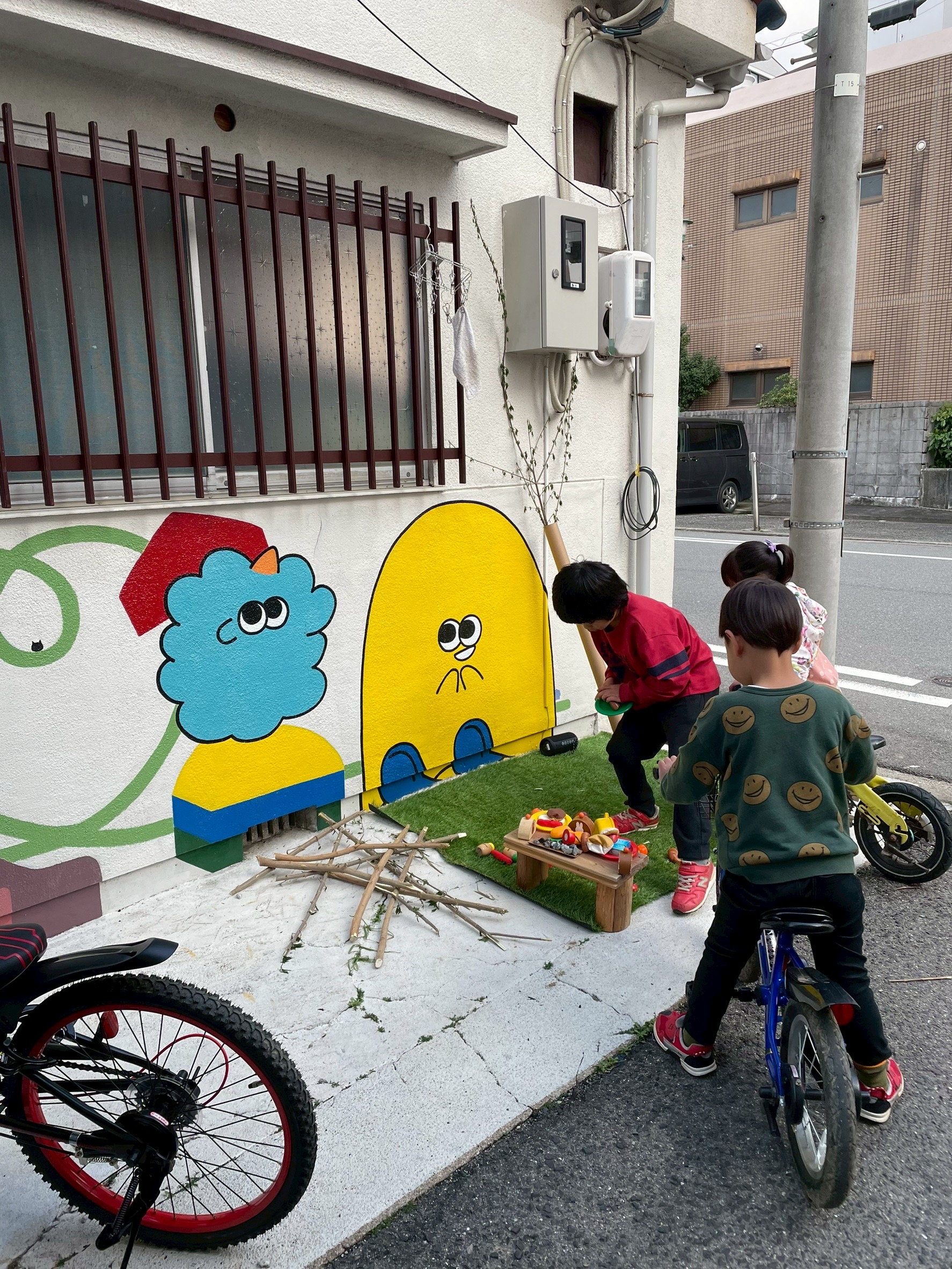 「スレタン・キャンプチーム、解散の握手。」

最後まで協力して作り上げた仲間と、芝生の上でハイタッチ！ハウス全体が光に包まれるラスト。