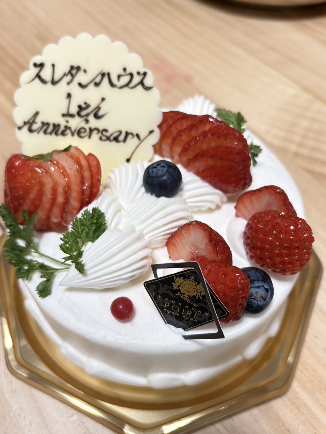 「フォークを片手に、スタッフの弾ける笑顔。」

ケーキを囲み、ミーティングルームで一息つくスタッフの皆さんのオフショット。公認心理師の佐原さんや現場を支える仲間たちが、1年前の緊張を笑い話に変えながら、リラックスして談笑する「チームの絆」が伝わるカット。