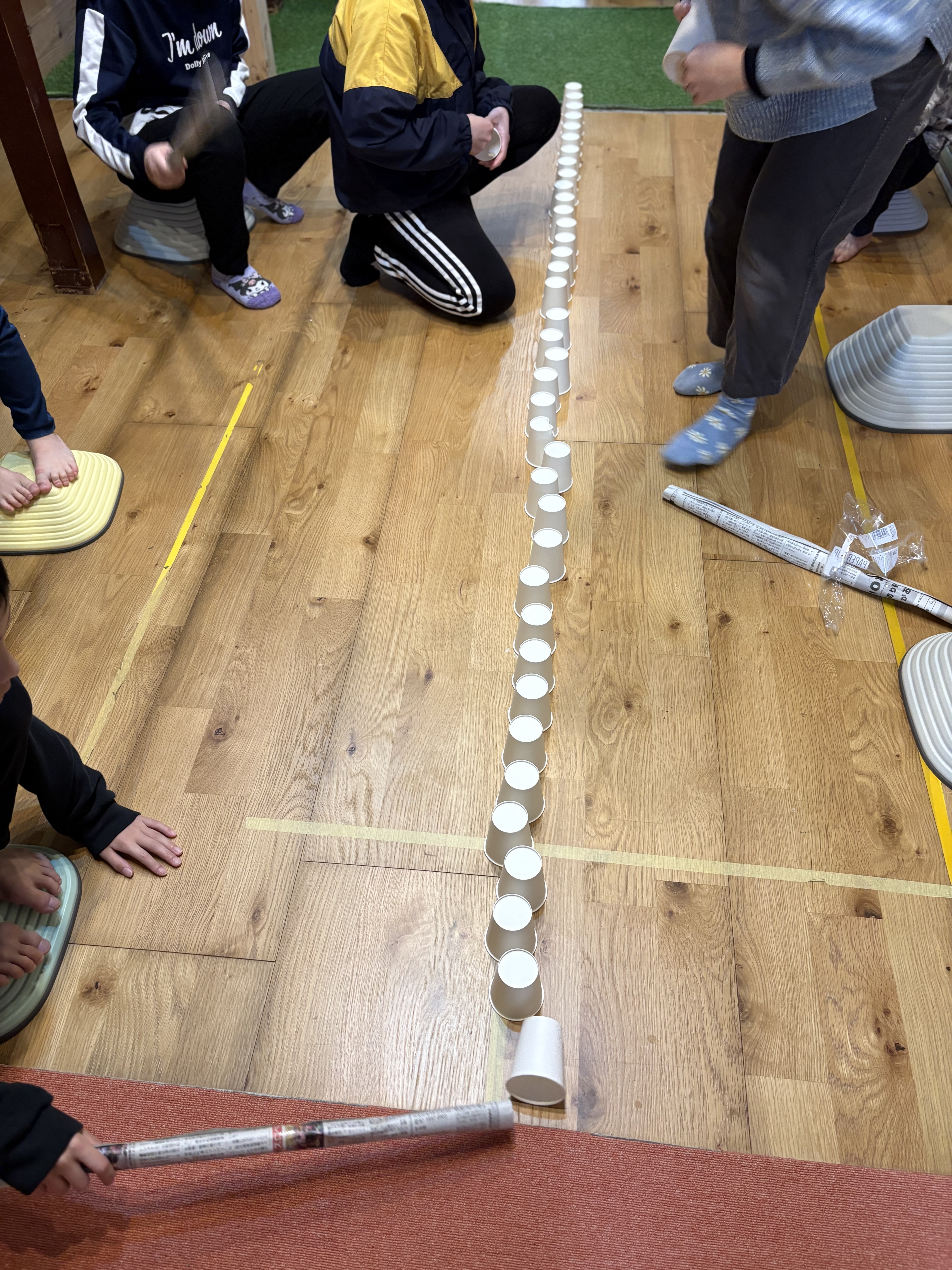 「対峙する、二人の発明家。」

境界線を挟んで向き合う二人のカット。緊張感のある空気と、ワクワクが混ざり合った表情。