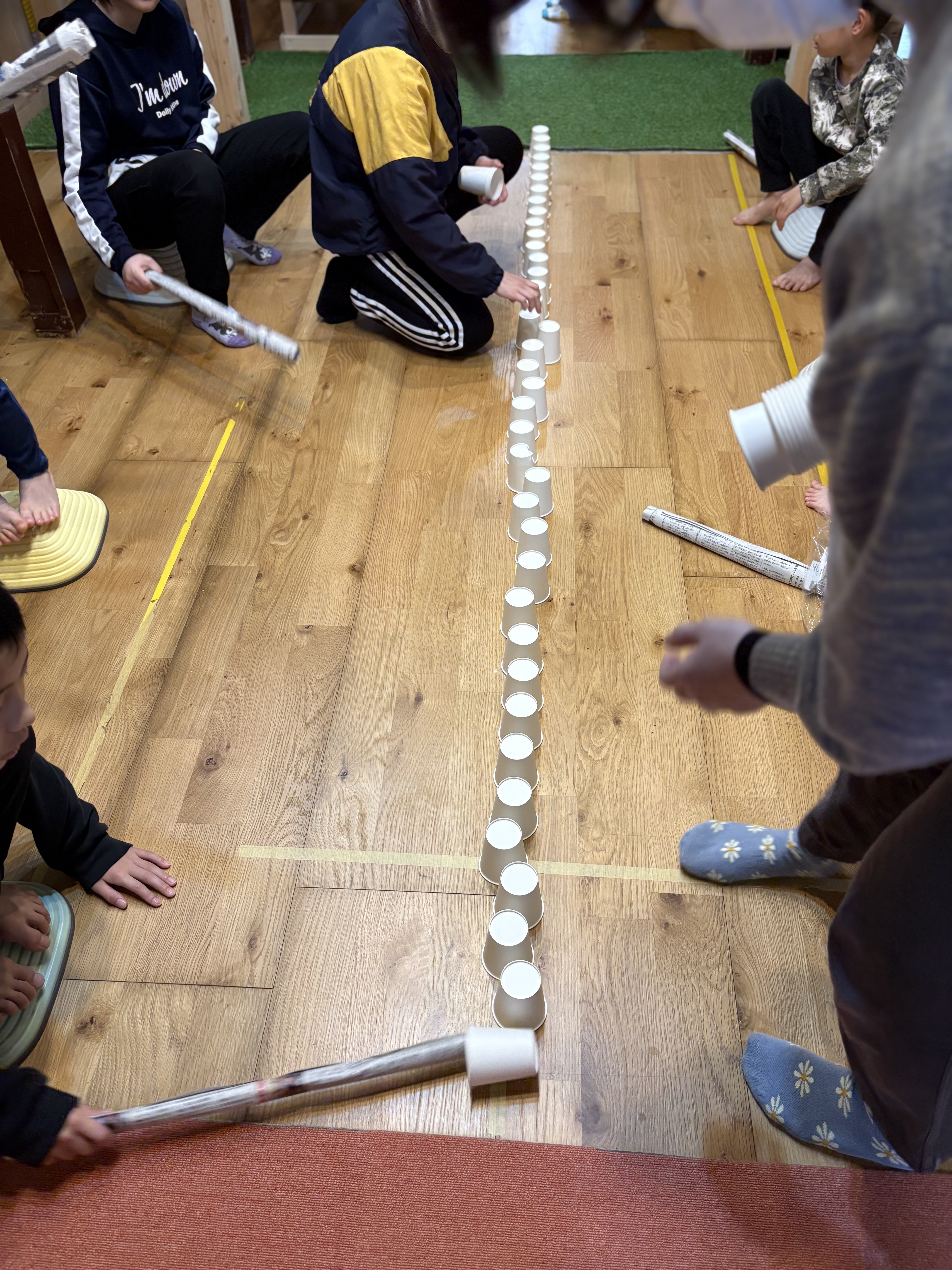 「スタッフによる、ルールの最終確認。」

「お尻が浮いたらダメだよ」とスタッフが優しく指差す、フェアプレーへの意識付け。