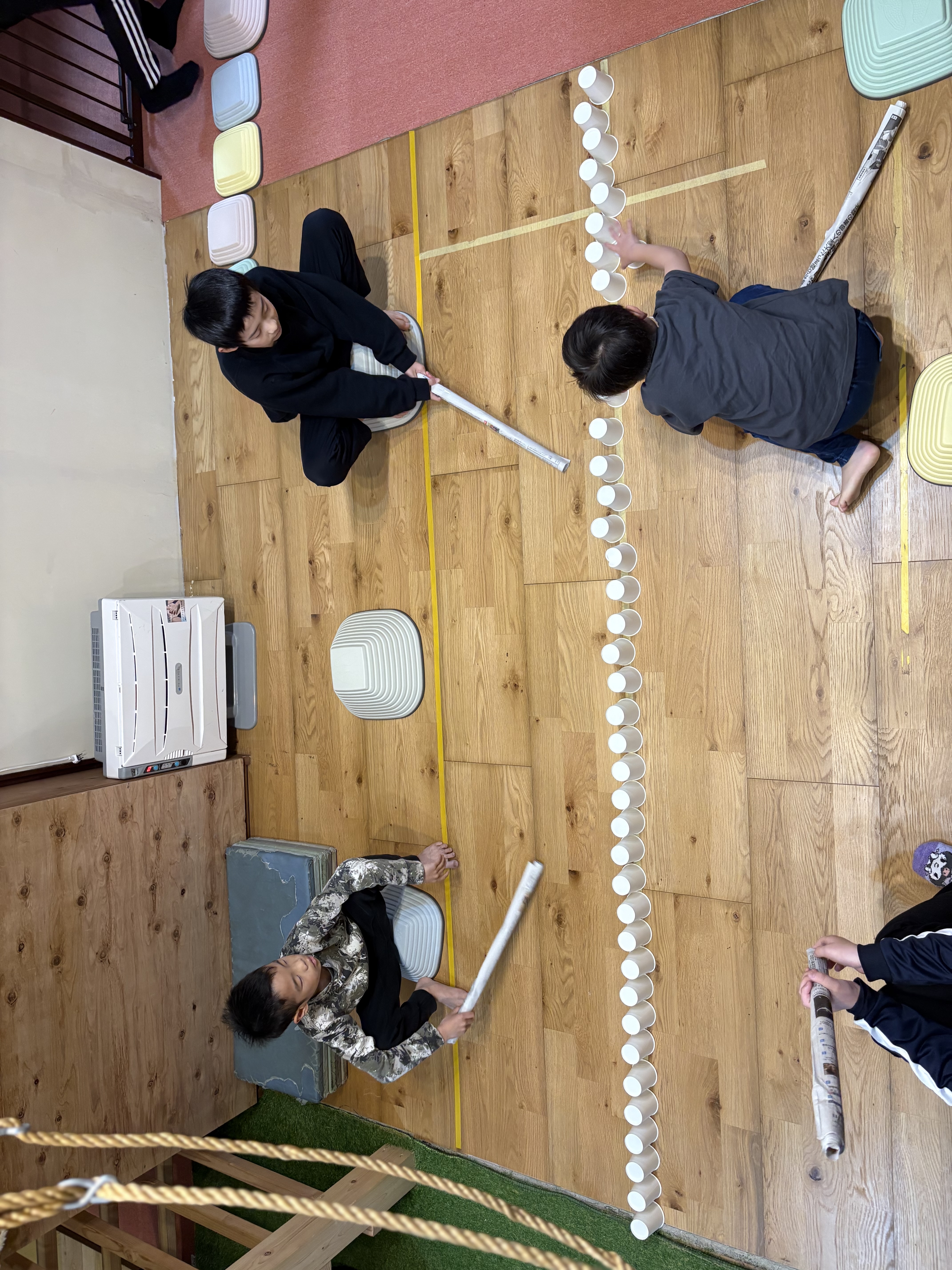 「相棒は、手作りの新聞棒。」

ギュッと新聞紙を丸めて作った棒を両手で握り、コップを見据える鋭い視線。