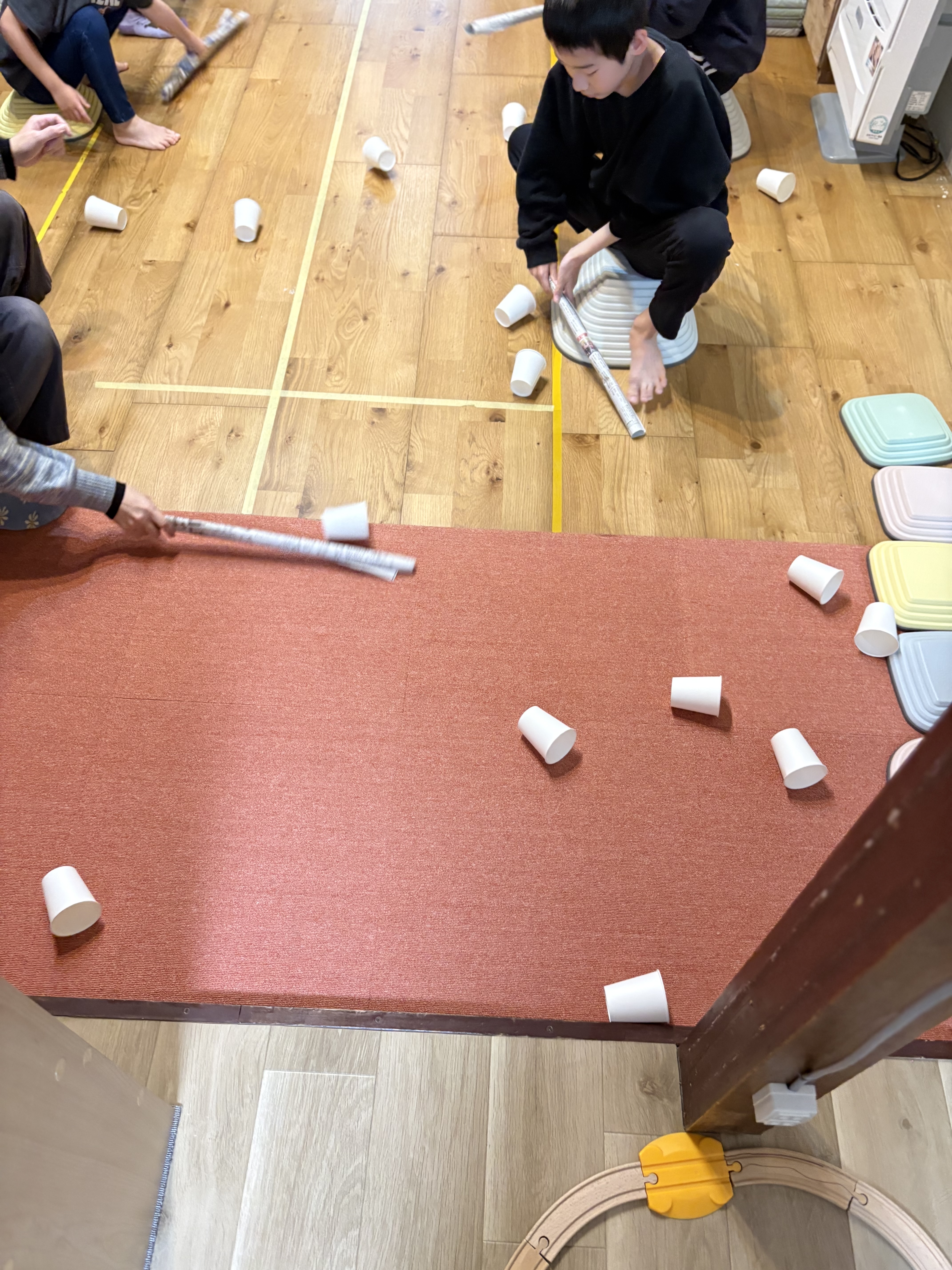 「狙いすました、サイド攻撃。」

端っこのコップを狙って、棒を斜めに差し出す「空間認知」と「戦略」が光る手元。