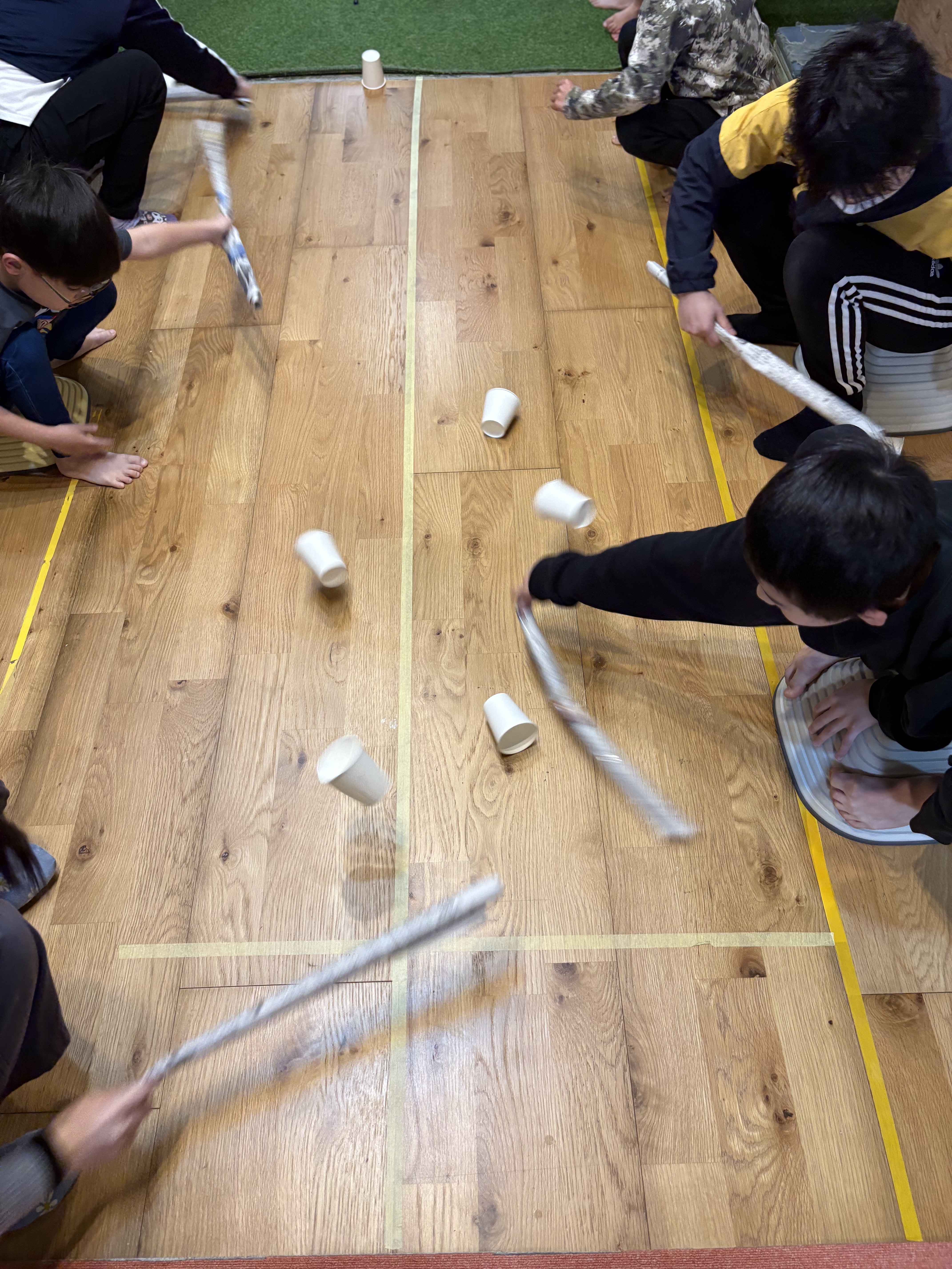 「限界へのリーチ、お腹に全集中！」

棒を遠くへ伸ばし、コップを押し出す瞬間。お尻を浮かさないように必死に耐える体幹の躍動。