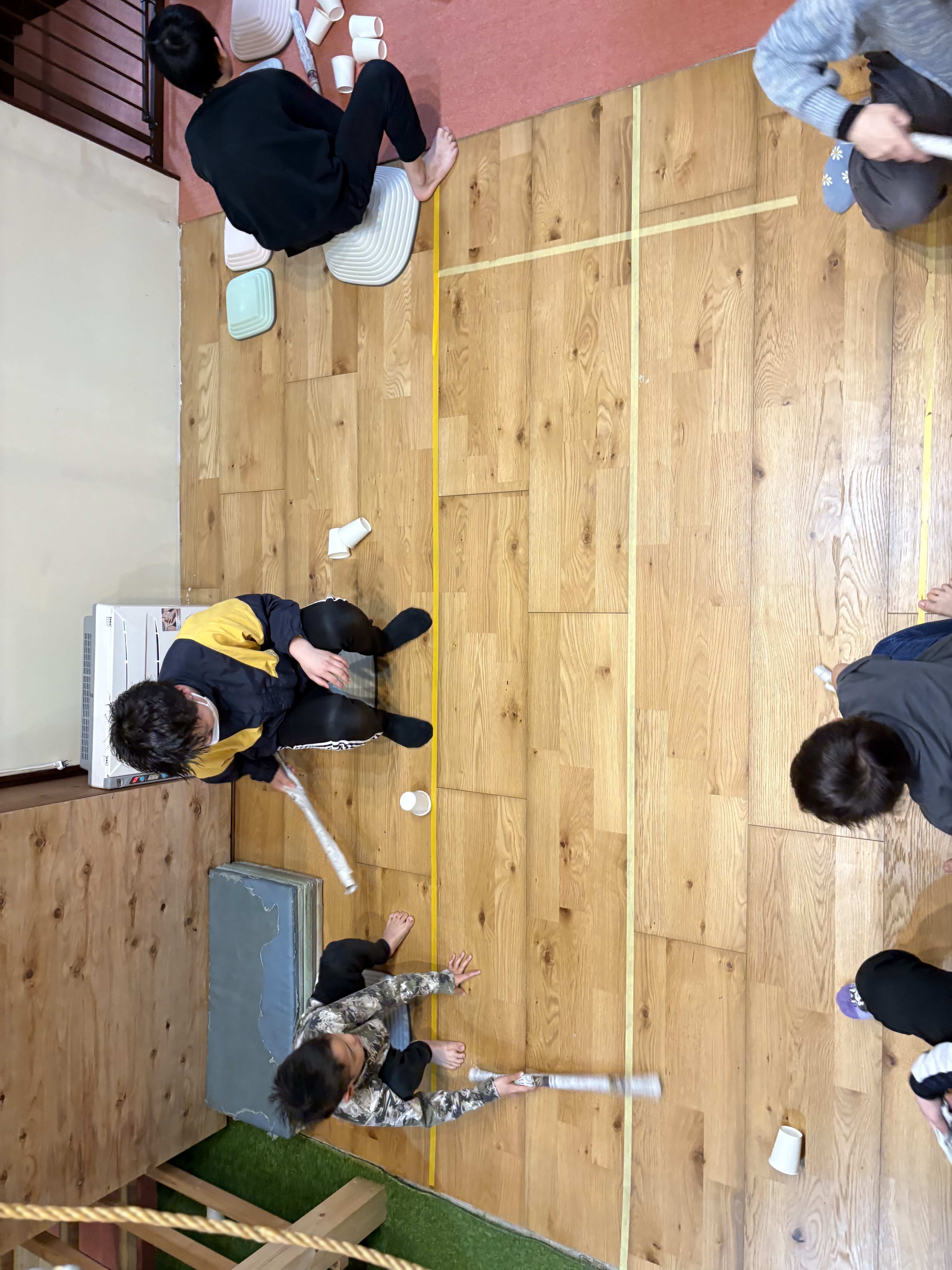 「みんなで数える、1、2、3……」

陣地に残ったコップを一つずつ指差しながら、全員で声を揃える算数学習のような光景。