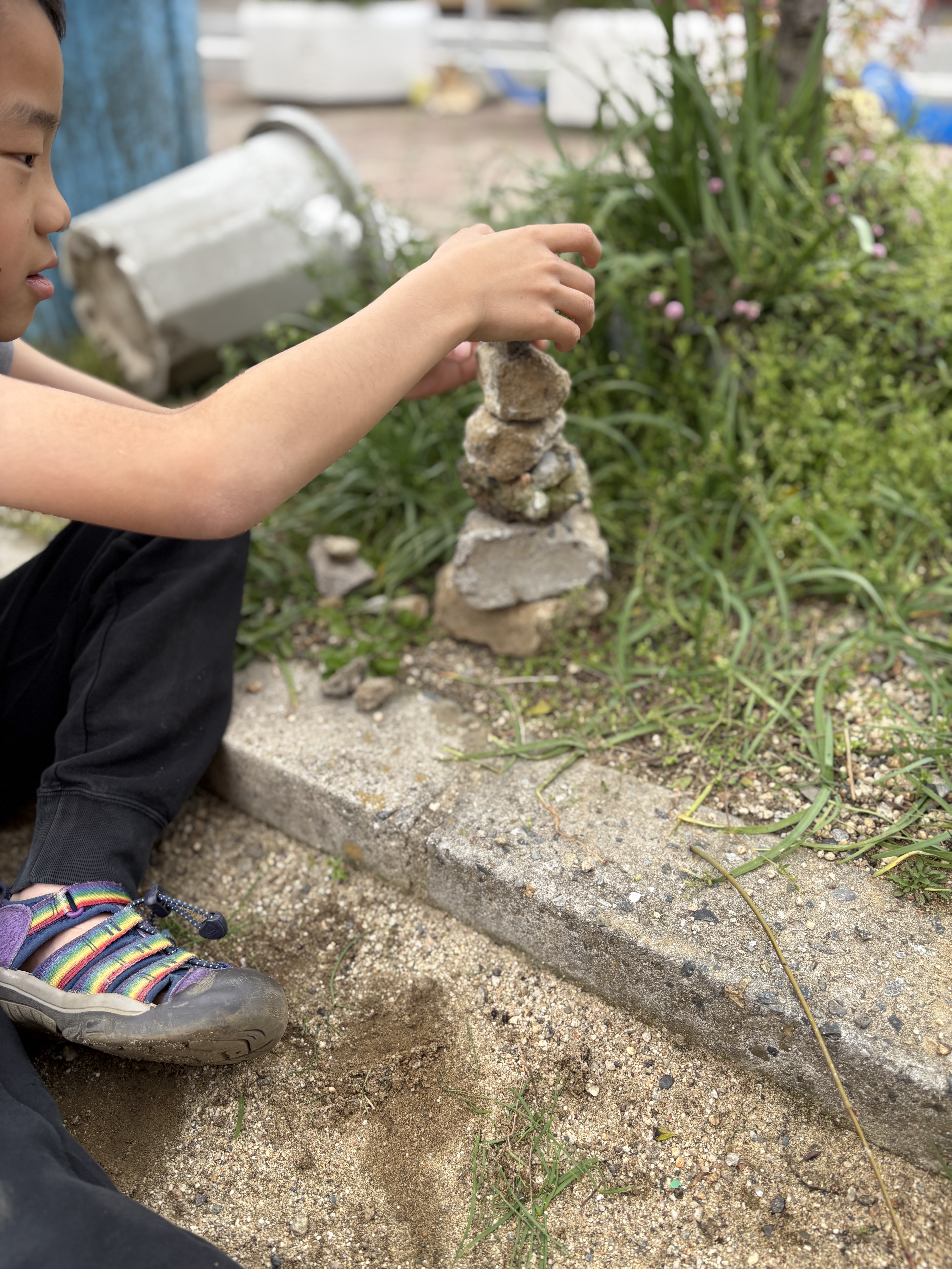 「横からチェック!水平の目線。」
視線を石と同じ高さまで下げて、傾きを確認する「空間認知」の鋭い眼差し。