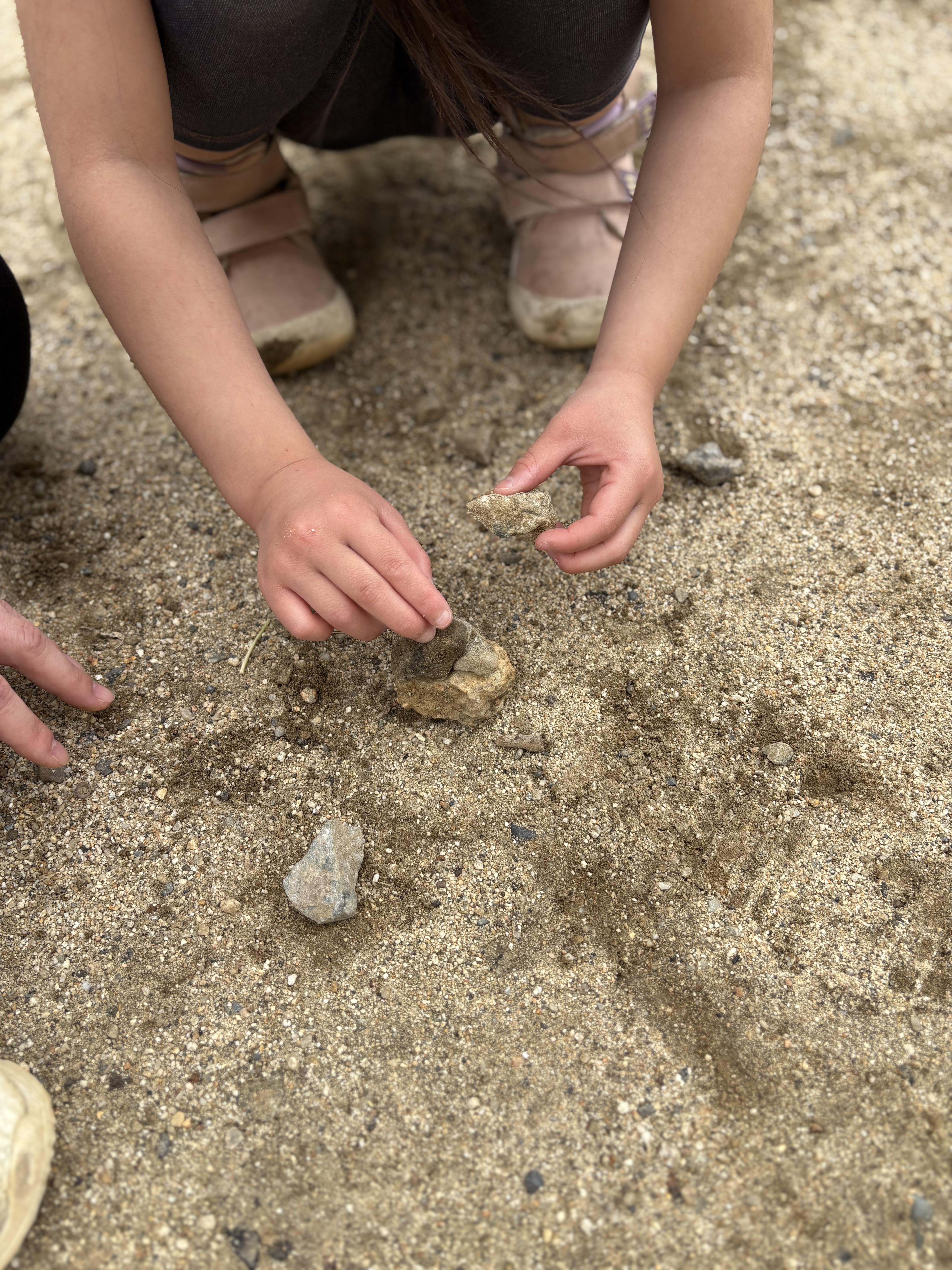 「土台作りは、慎重に。」
大きな石を地面に安定させ、タワーの基礎を作る、指先の微細な調整。