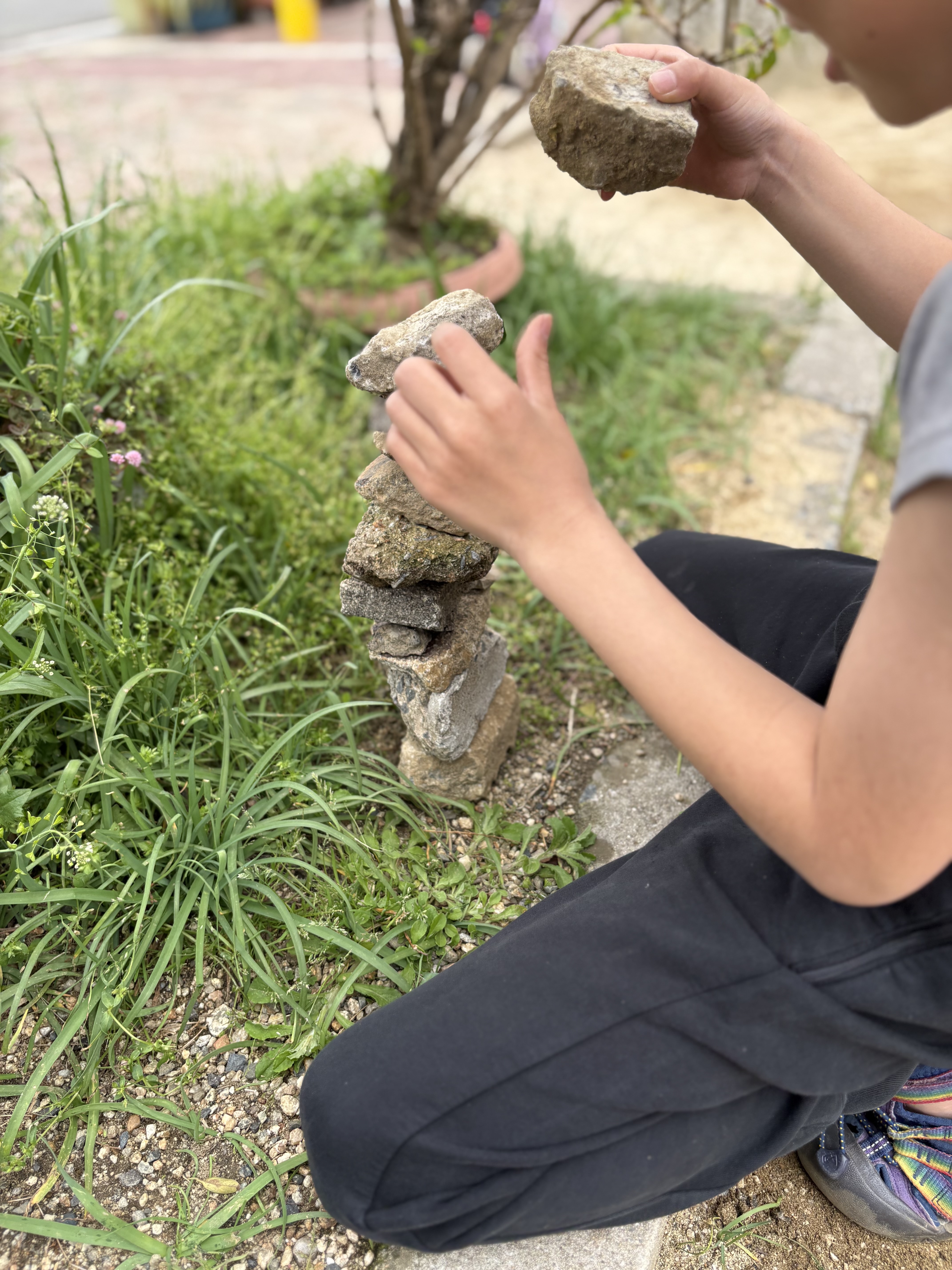 「震える手、0.1ミリの勝負。」
3個目、4個目の石を乗せる瞬間。息を呑むような集中力と、指先の「固有受容覚」のアップ。