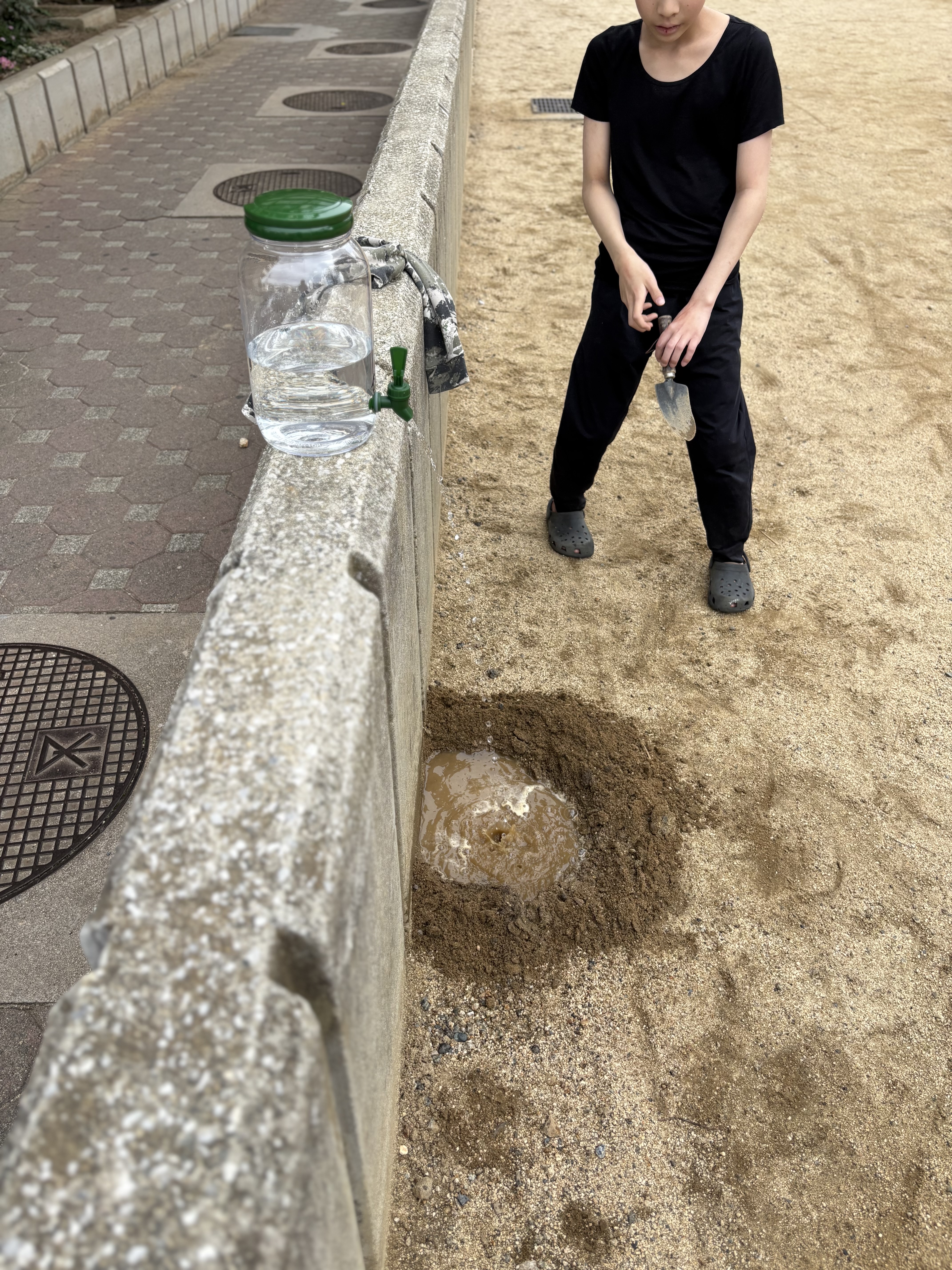 「キラキラ光る、水滴の宝石。」
石の上に垂らした水が玉のように弾ける様子を、マクロな視点で見つめる集中。