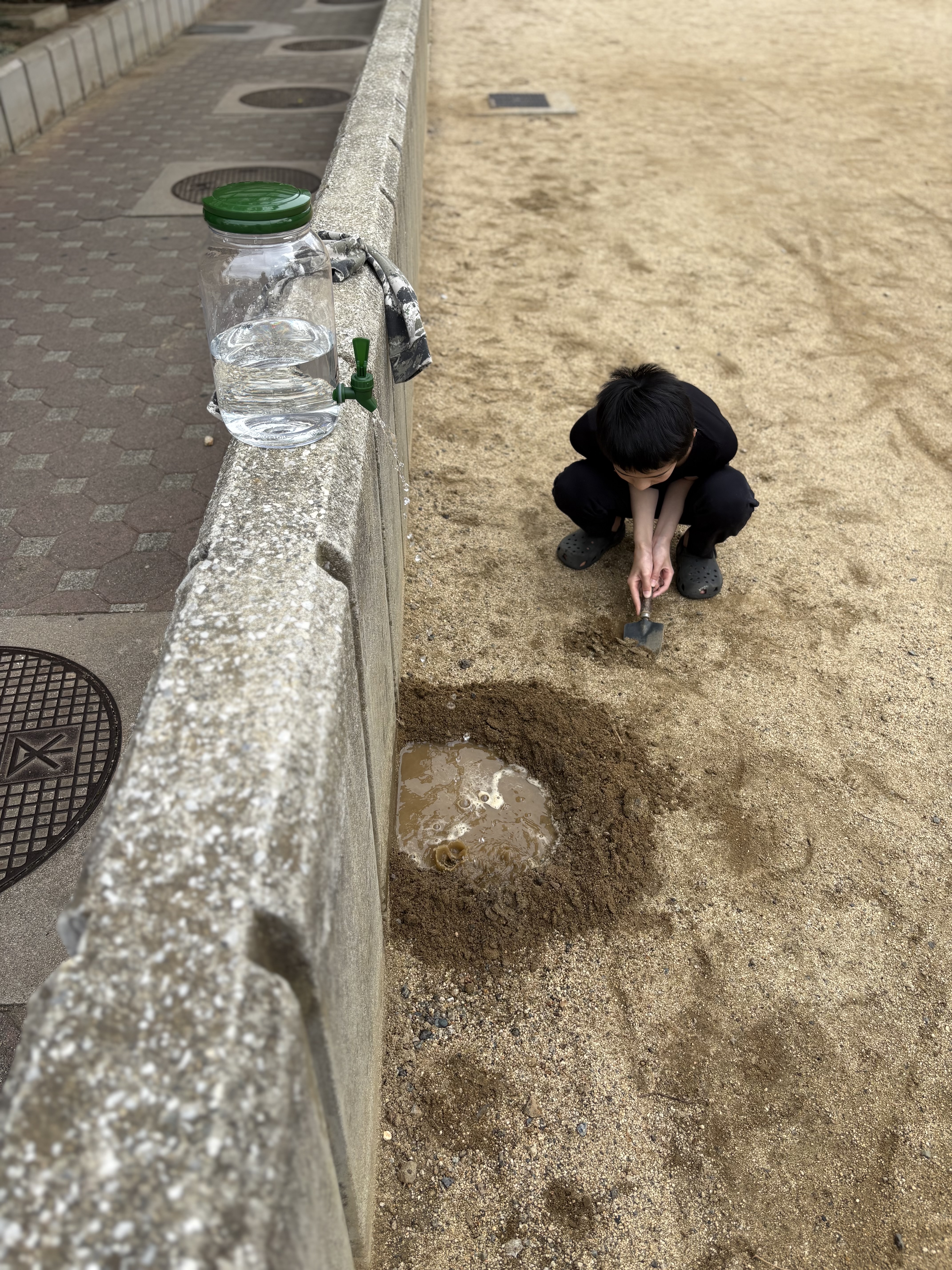 「蛇口から生まれる、透明な魔法。」
バケツに水が溜まる様子を、キラキラした瞳で見つめる期待感溢れる1枚。