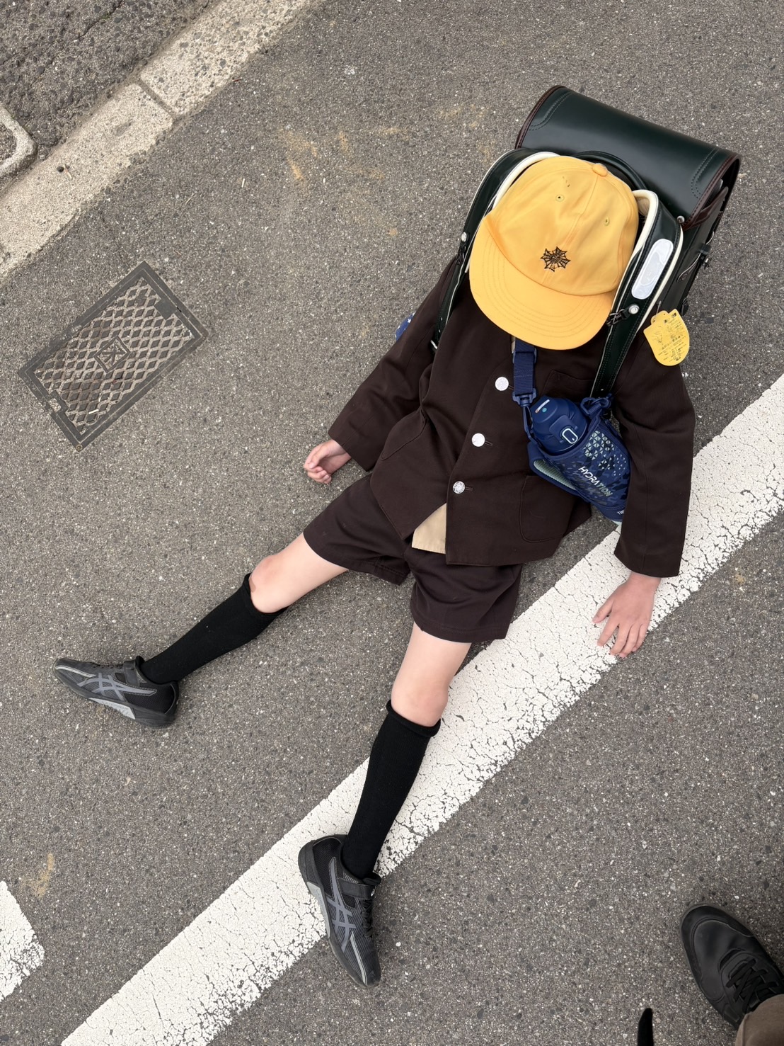 頑張った姿を受け入れて、一緒に休む様子。