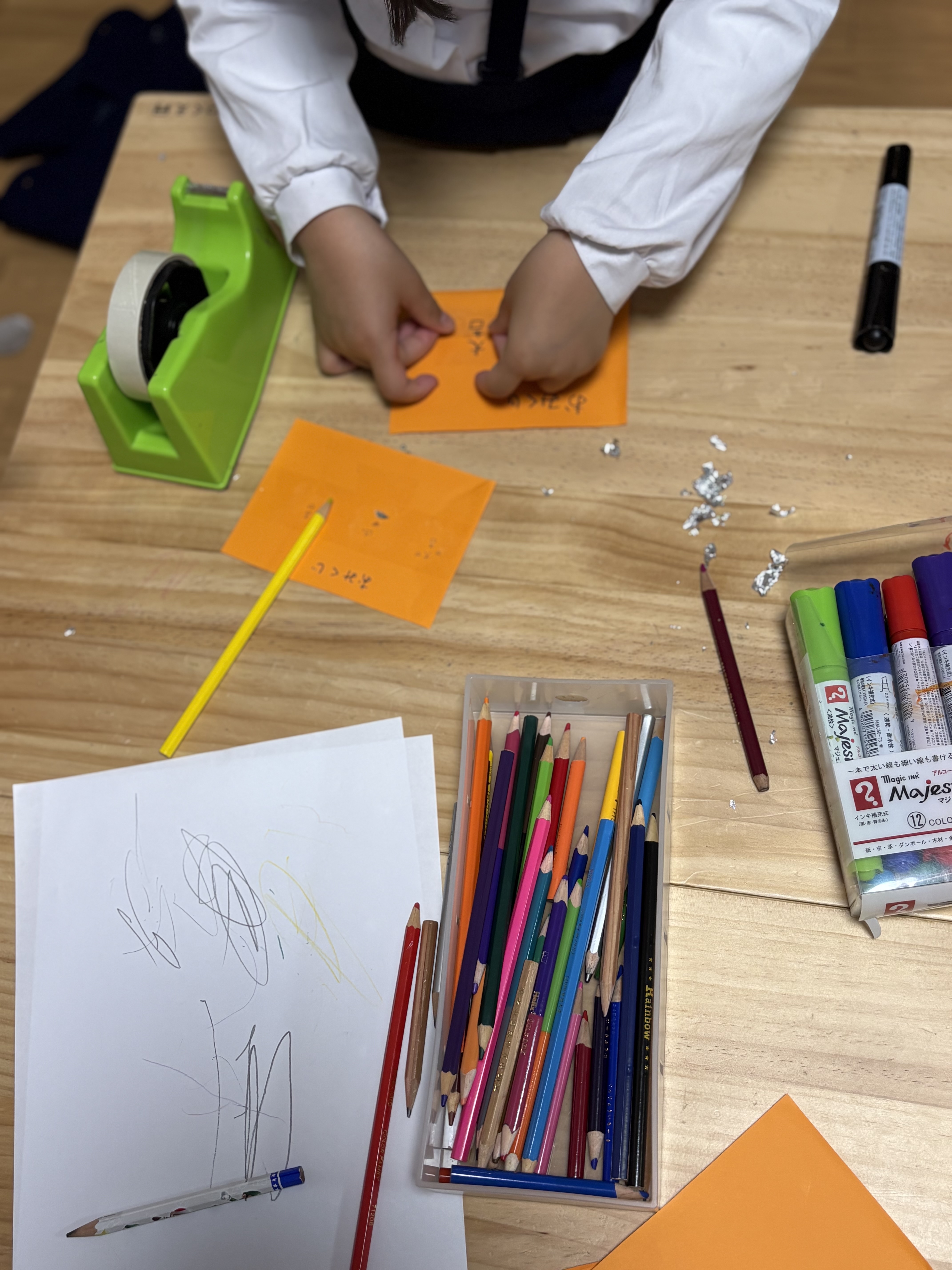 「お友達の進み具合を、チラリ。」
隣の席の子と「何が出た?」と視線を交わす、遊びを通じた自然なコミュニケーション。