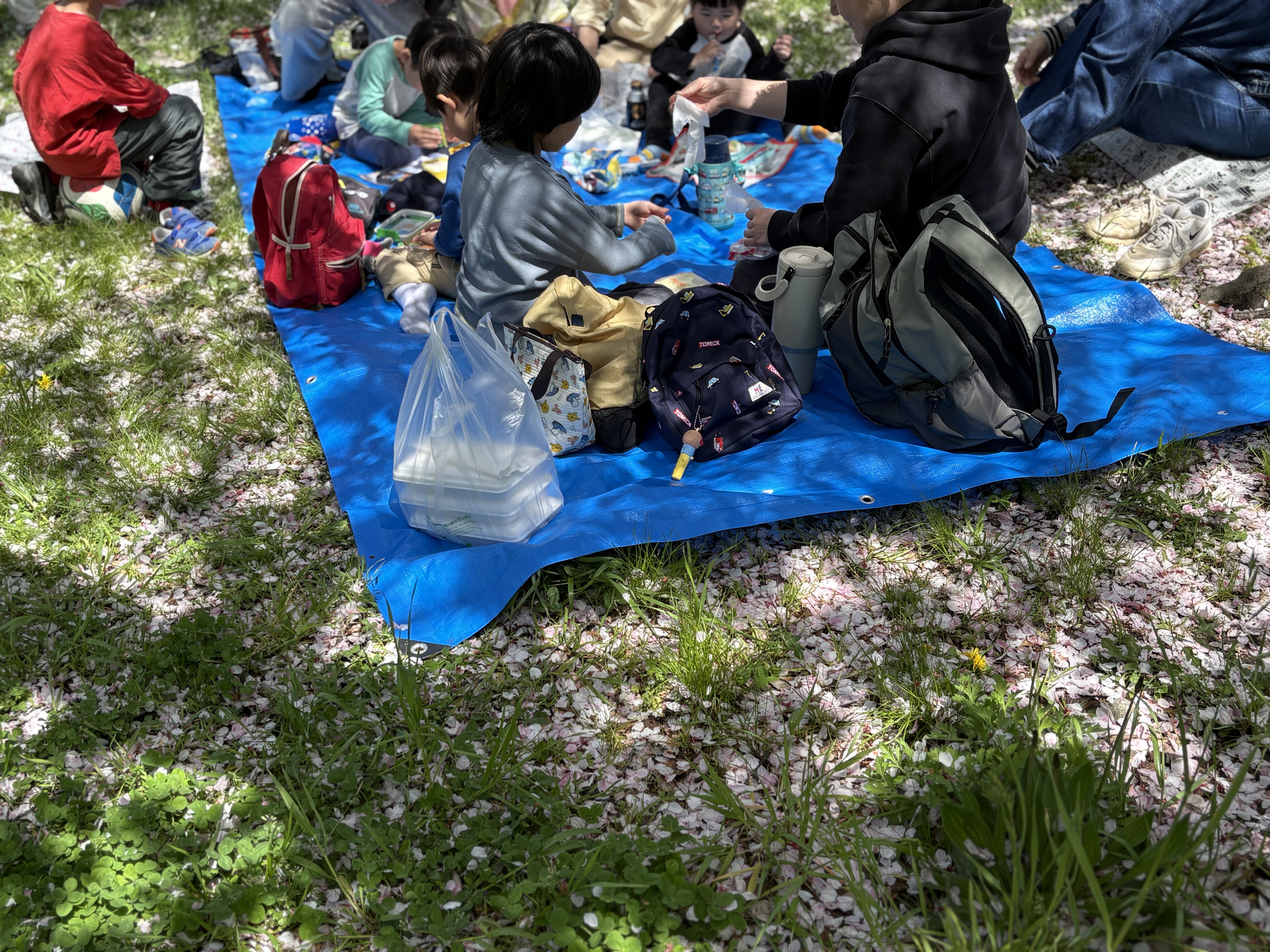 「お友達と、美味しいの共有。」

隣の子と顔を見合わせて、もぐもぐと頬張りながら笑い合う「共鳴」の瞬間。