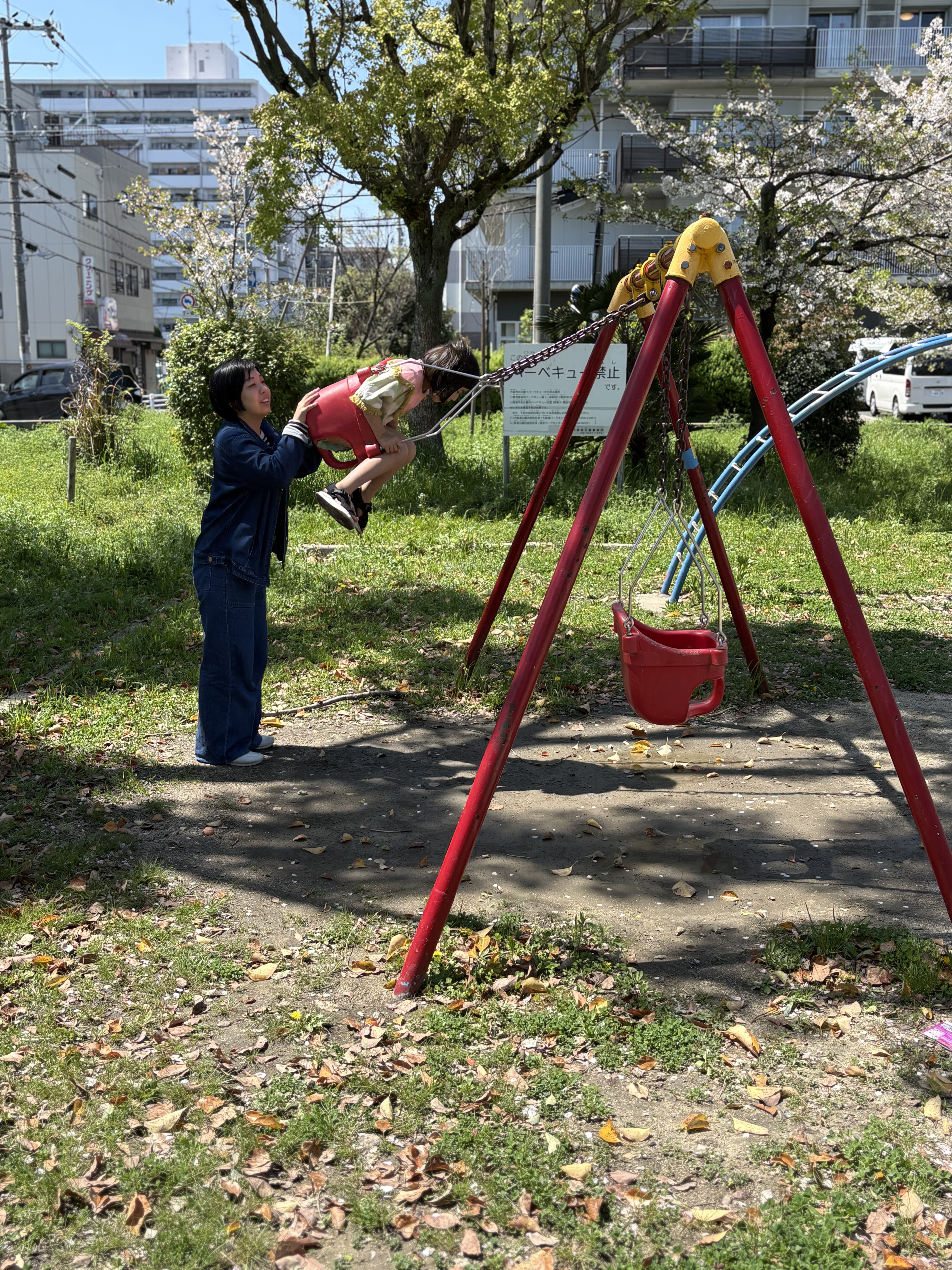 「ブランコ、空まで届け！」

力いっぱい漕いで、足が青空に届きそうな瞬間の開放感溢れるショット。