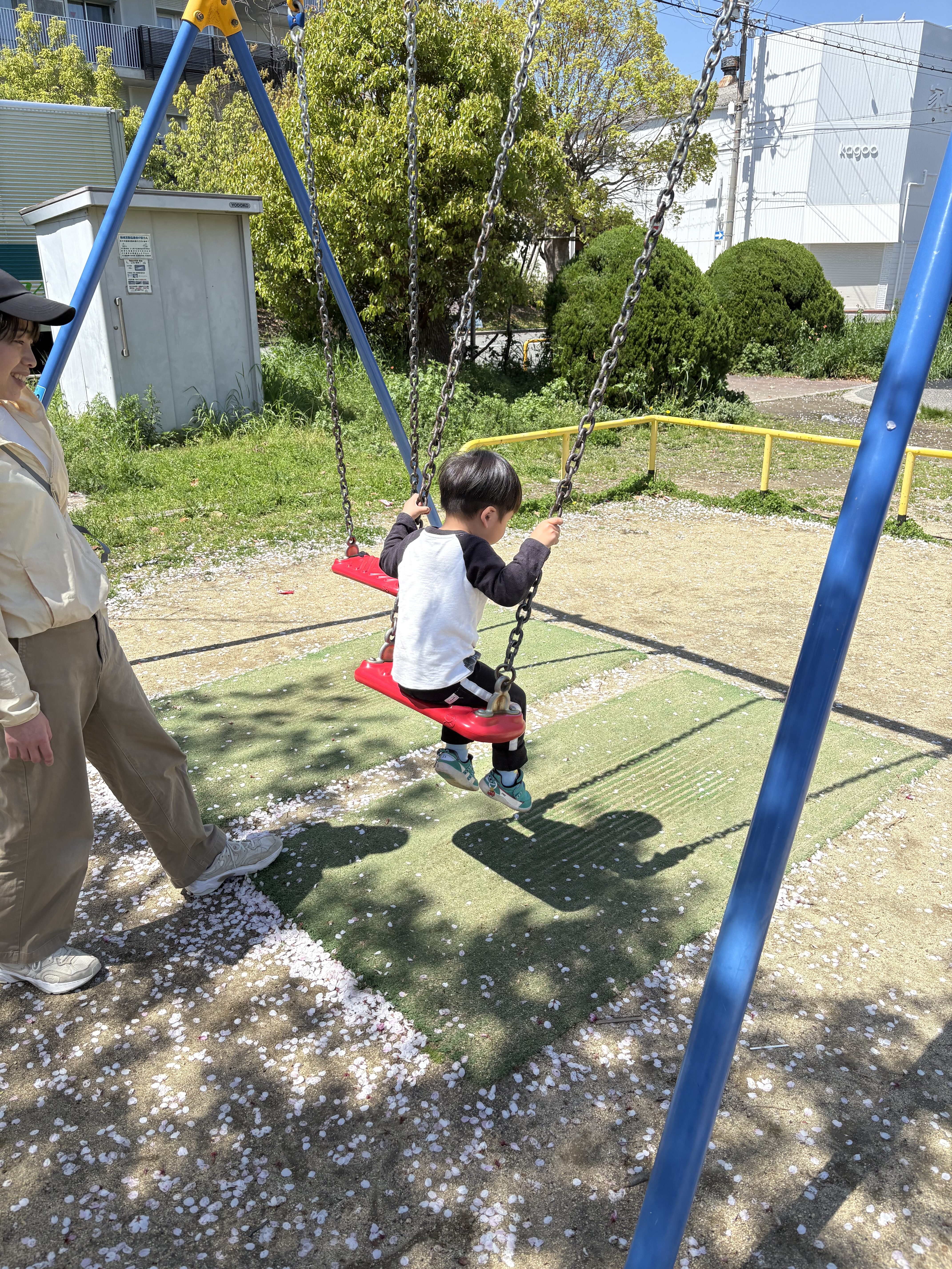 「ブランコ、空まで届け！初めての揺れ。」

力いっぱい漕いで、足が青空に届きそうな瞬間の開放感溢れるショット。重力とスピードを楽しむ「前庭感覚」の刺激と、しっかり握る「握力（固有受容覚）」の成長。