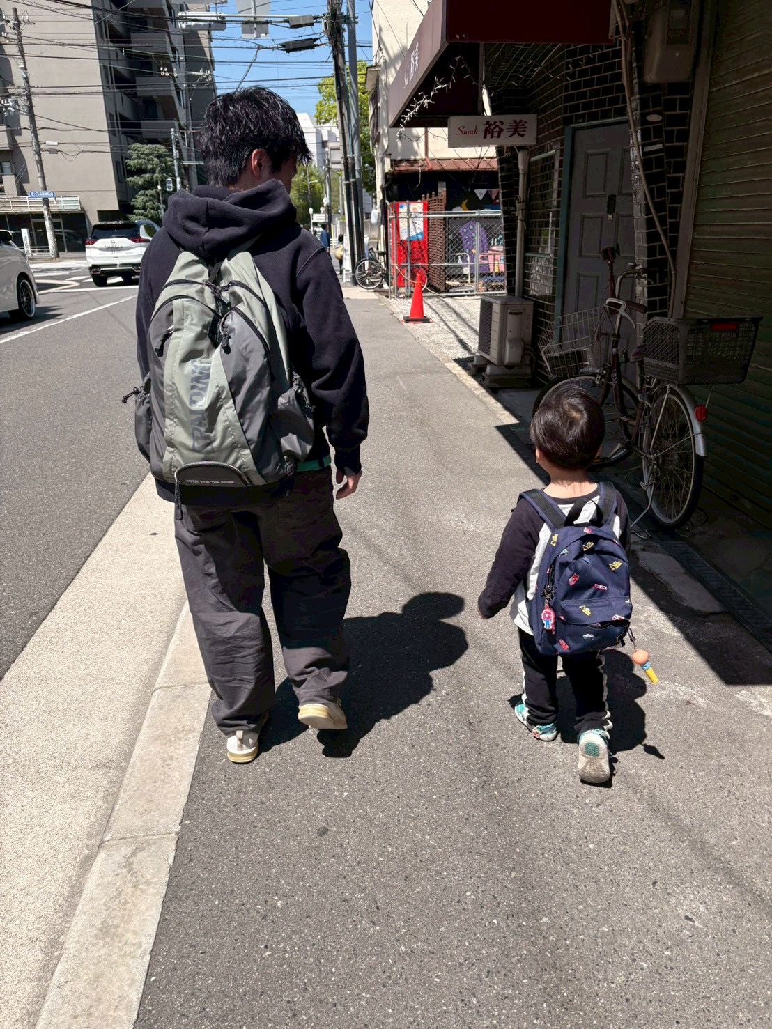 「リュックに、ワクワクを詰め込んで。」

スレタンハウスの玄関前。お揃いのリュックを背負い、帽子をかぶって、「さあ、出発だ！」とスタッフとハイタッチする、期待に満ちた後ろ姿。