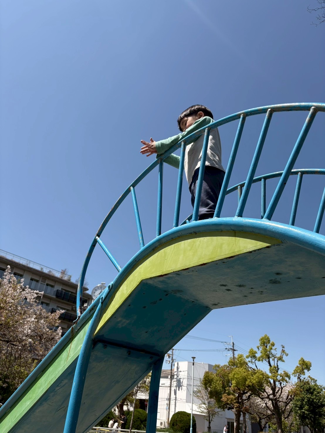 「風を切る、滑り台の疾走感。」

満面の笑みで滑り降りてくる、重力とスピードを楽しむ「前庭感覚」の刺激。