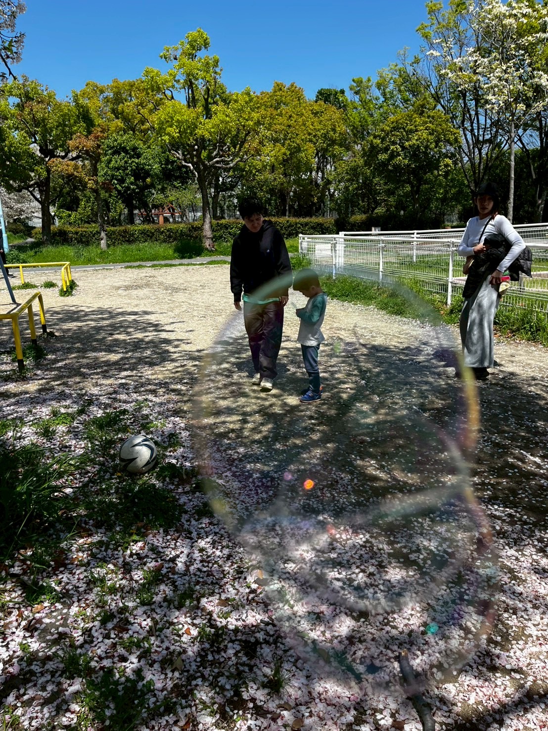 「シャボン玉を追いかけて、青空へ！」

風に乗って飛ぶシャボン玉を、両手を広げて必死に追いかける躍動感あふれる1枚。太陽の光を浴びて、笑顔が弾ける瞬間。