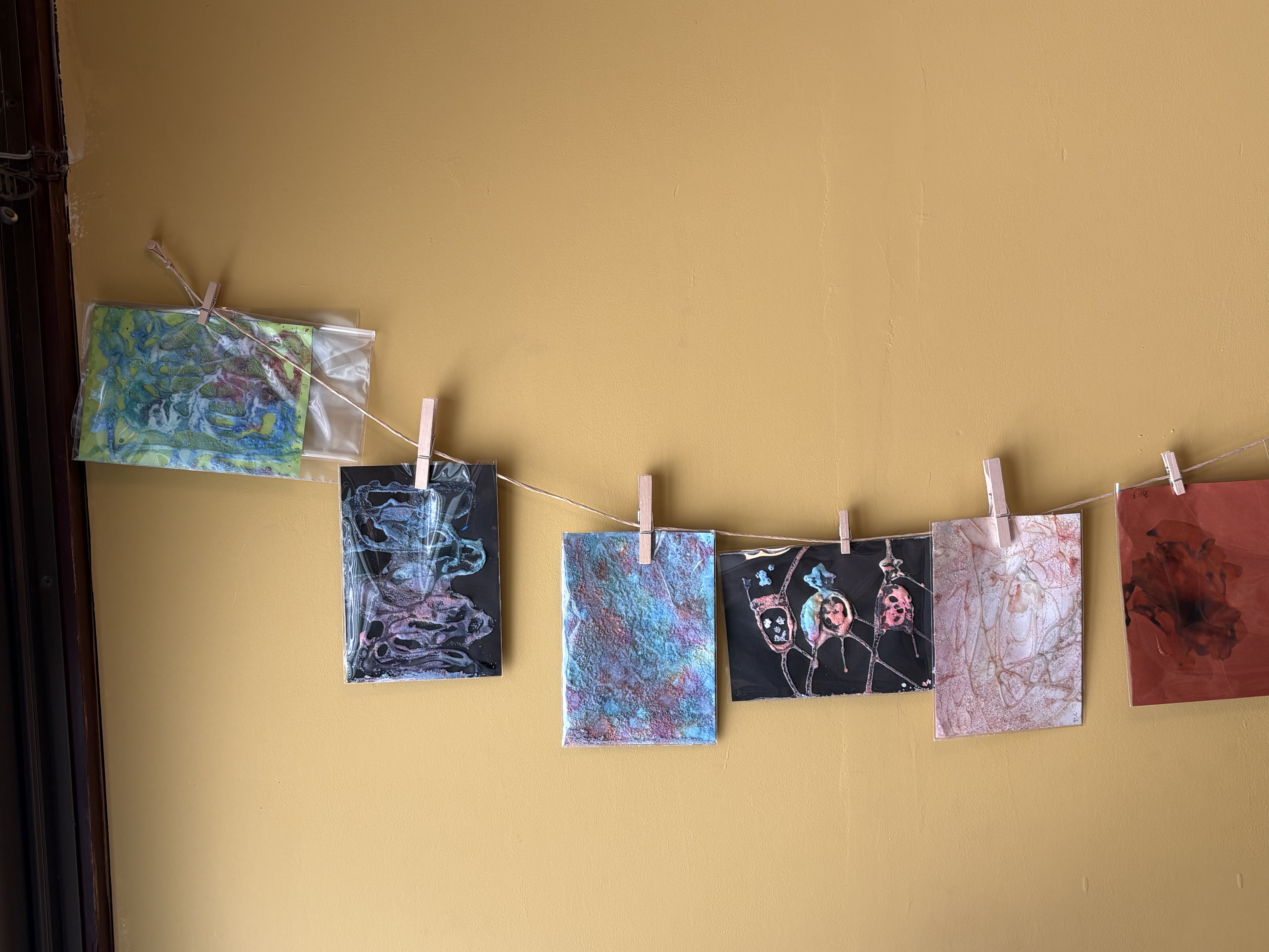 「宝石箱のような、作品の整列。」

窓際の光を浴びてキラキラと輝く、みんなの個性豊かなソルトアートの集合ショット。