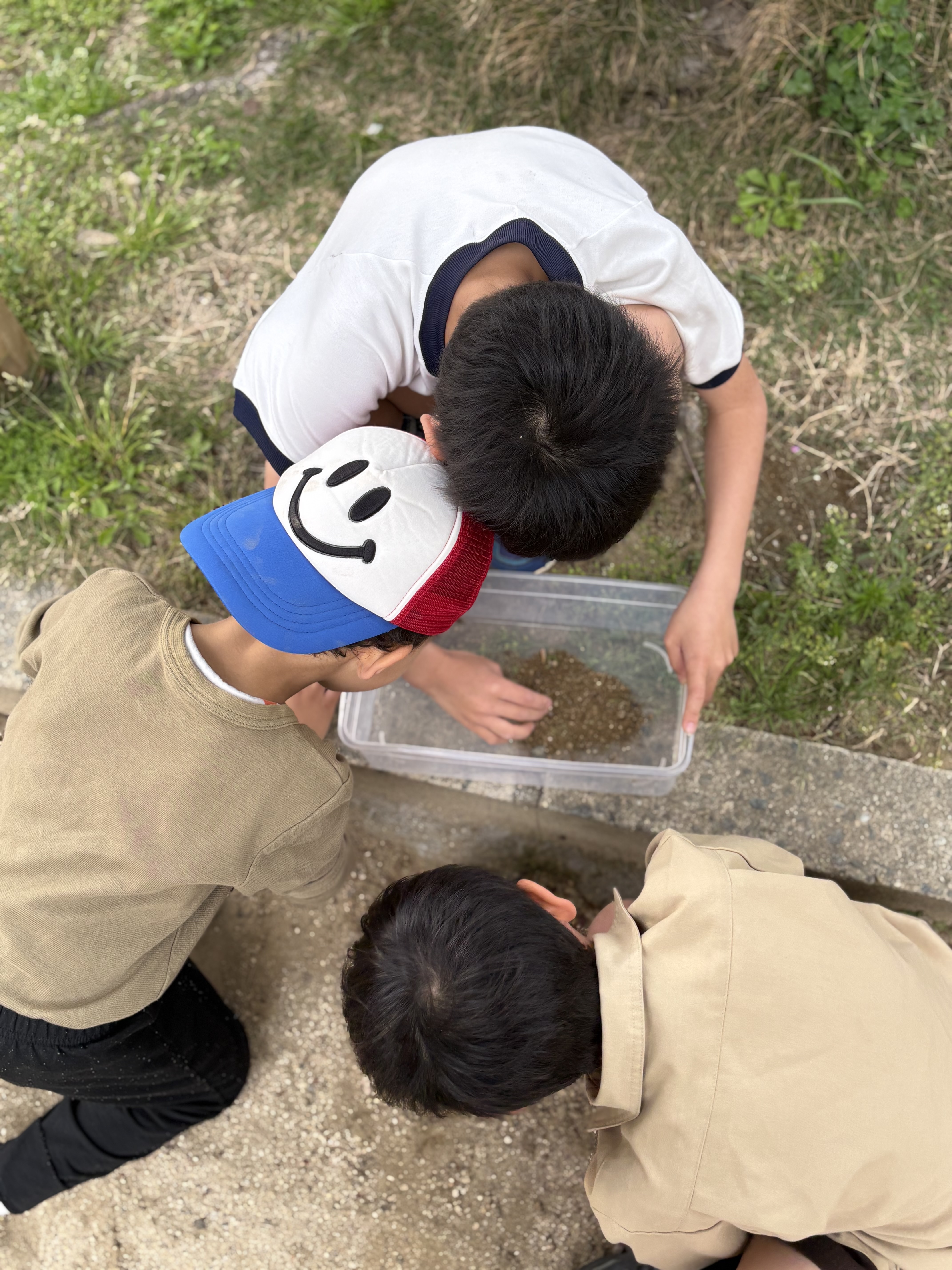 「ミニ博士の、解説タイム。」

「ミミズがいると土がフカフカになるんだよ」と、お友達に知識を語るドヤ顔の1枚。