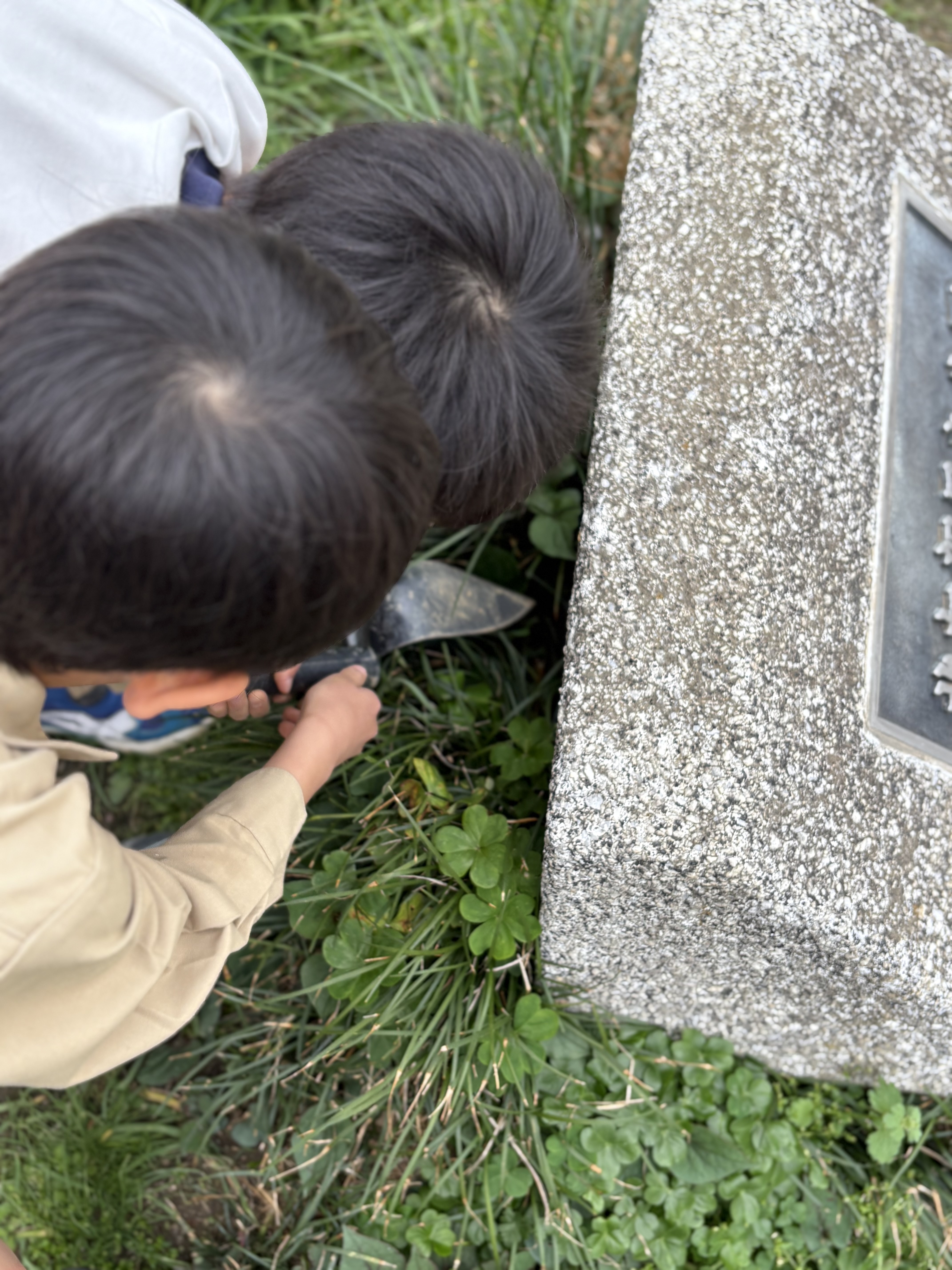 「指先で感じる、土の記憶。」

泥が指の間からこぼれる感触を味わうクローズアップ。「ザラザラ」「冷たい」を五感で吸収。